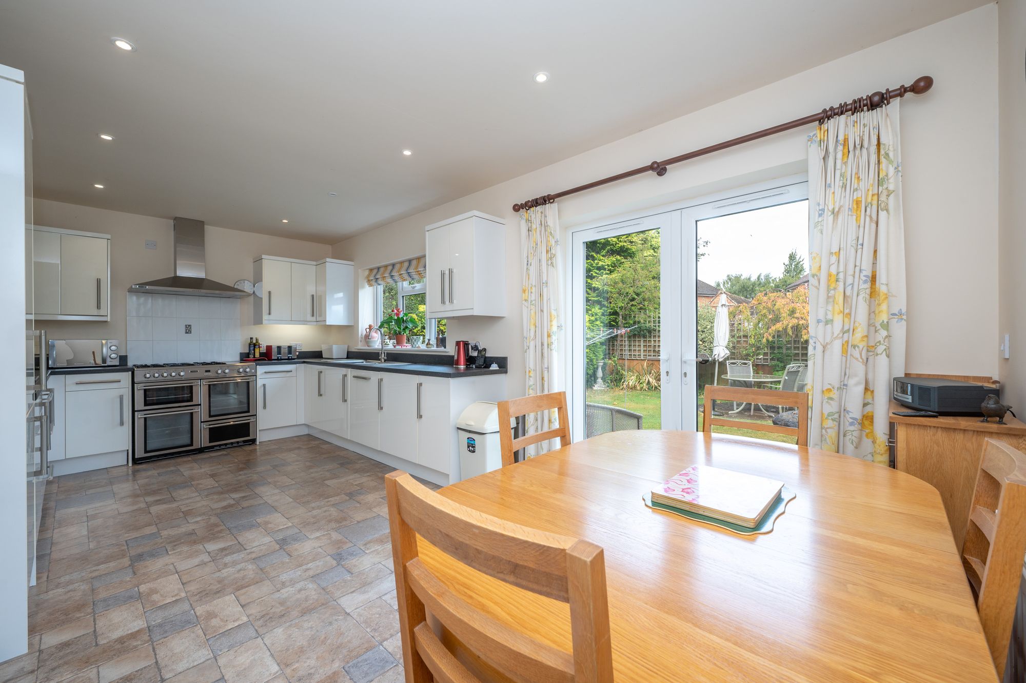 3 bed chalet for sale in Waterloo Drive, Stratford-Upon-Avon, CV37  - Property Image 3