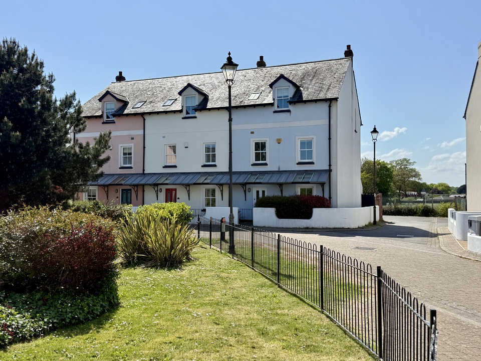 4 Bed End Of Terrace House For Sale In Shoreside, Shaldon, Teignmouth