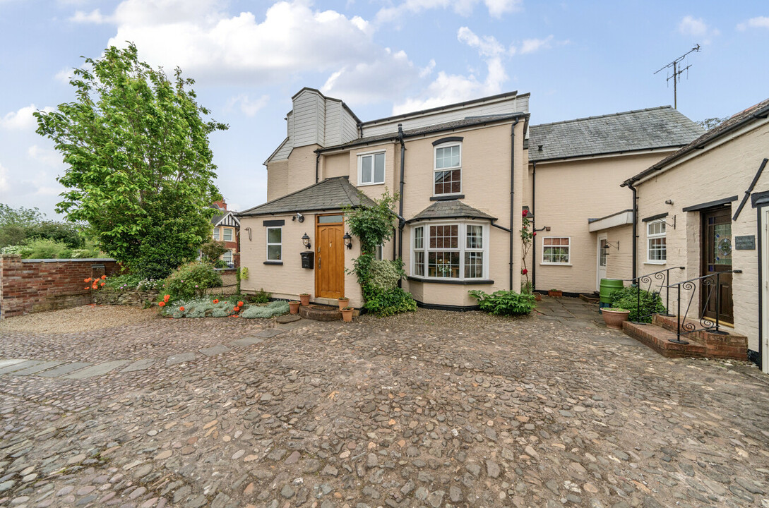 6 Bed Detached House For Sale In House With Annexe, Leominster, Herefordshire (Ref: 586531)