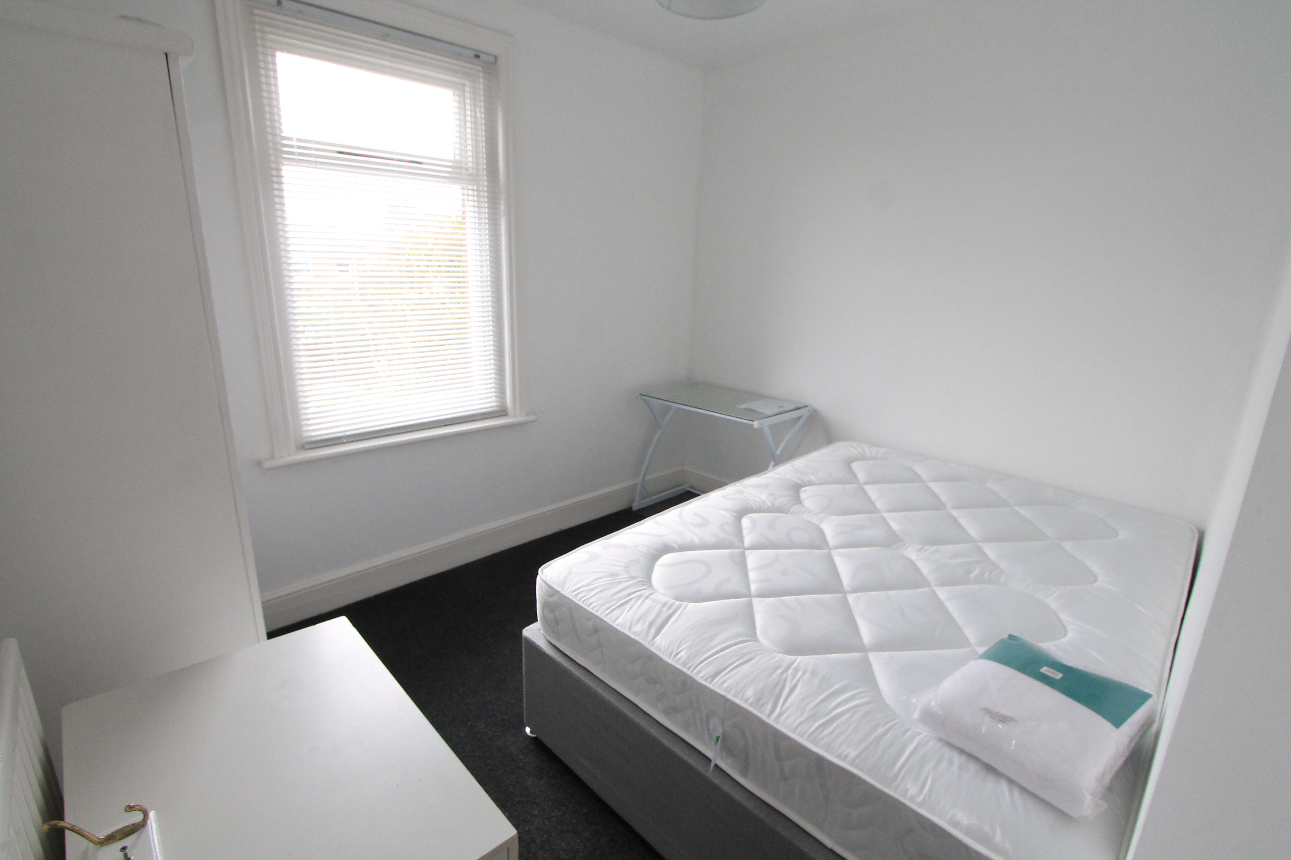 5 bed house to rent in Osborne Road, Bournemouth 7