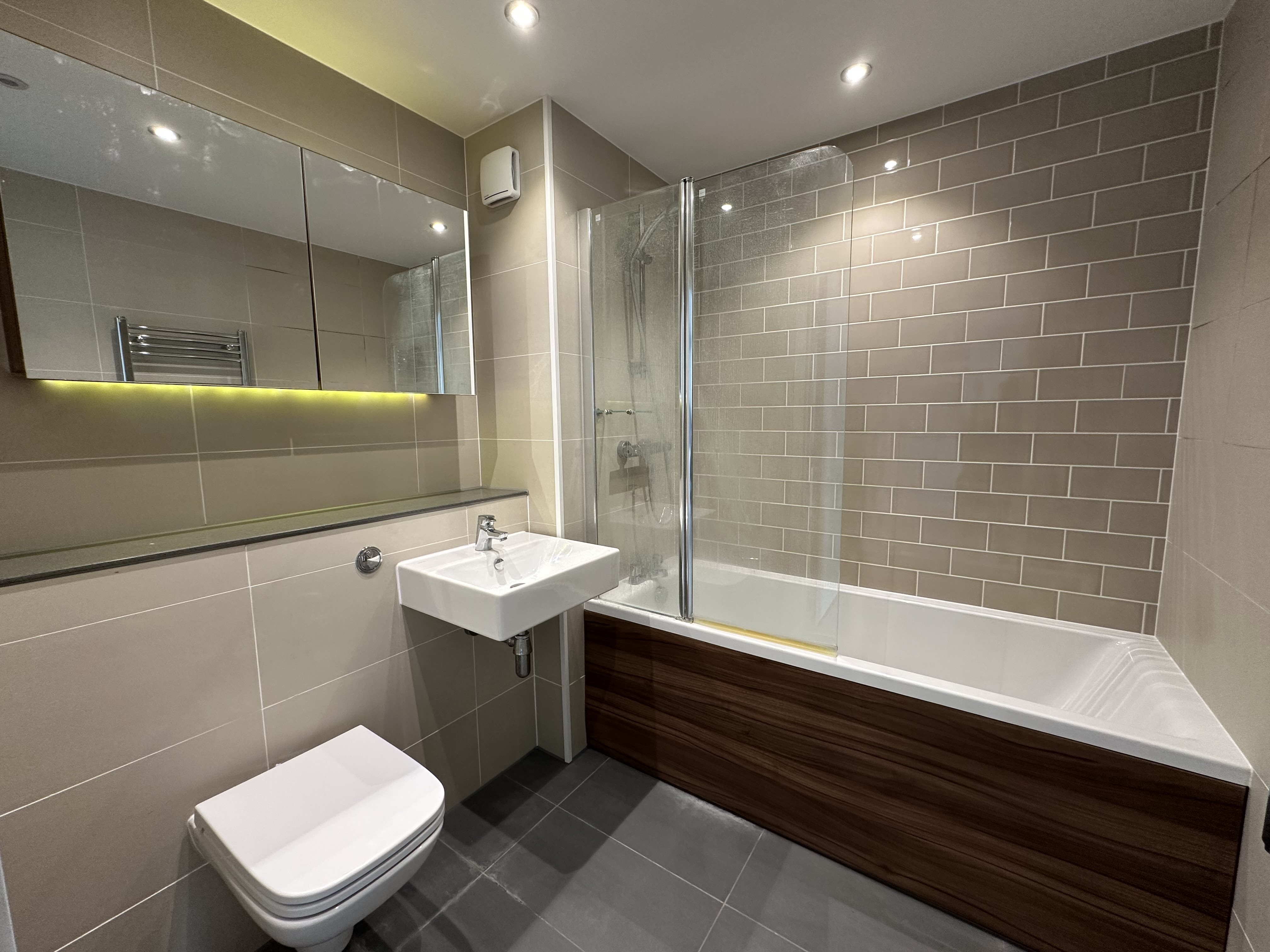2 bed flat to rent in Holdenhurst Road, , BH8 7
