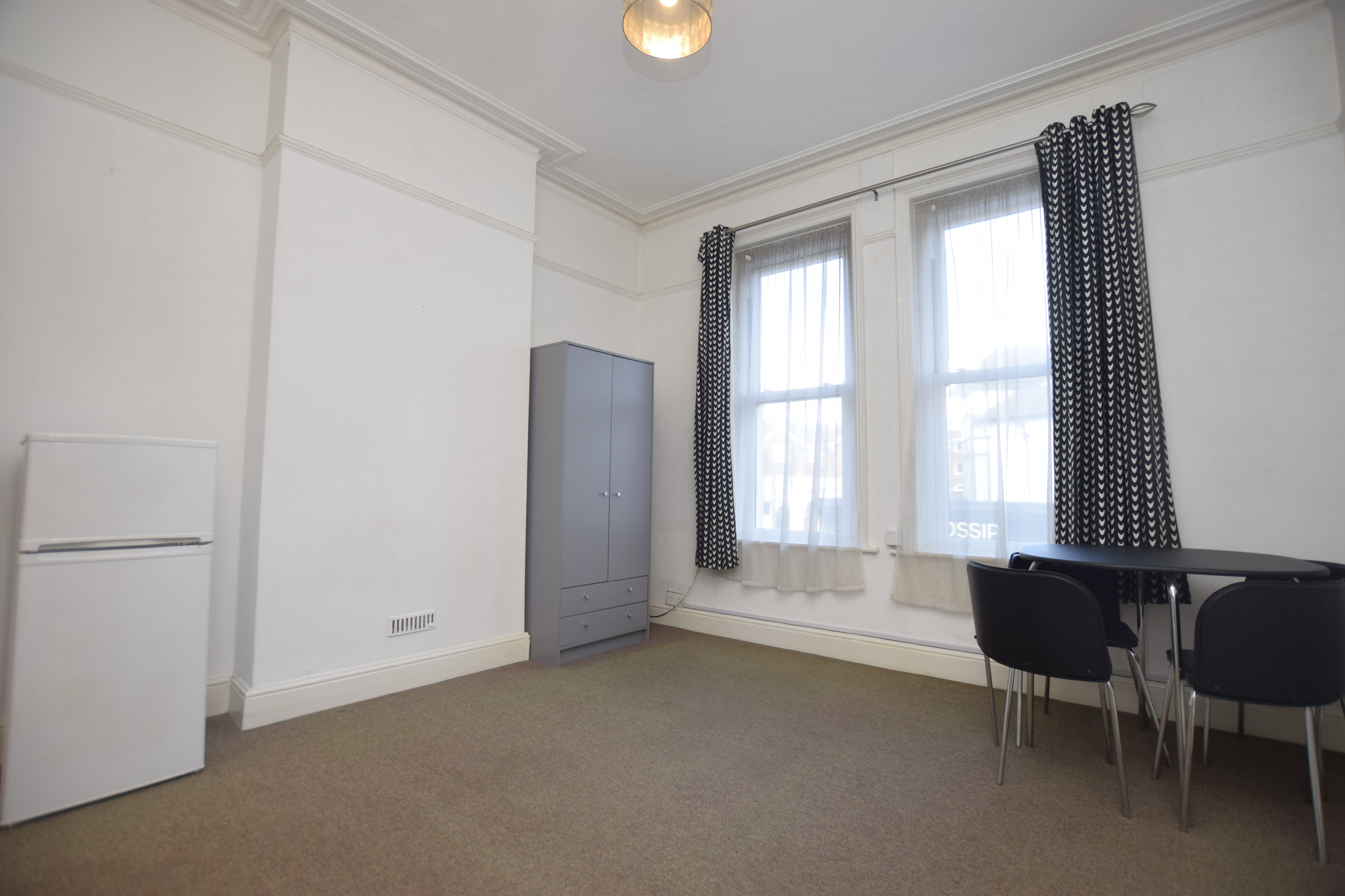 Studio flat to rent in Seamoor Road, Bournemouth, BH4  - Property Image 3