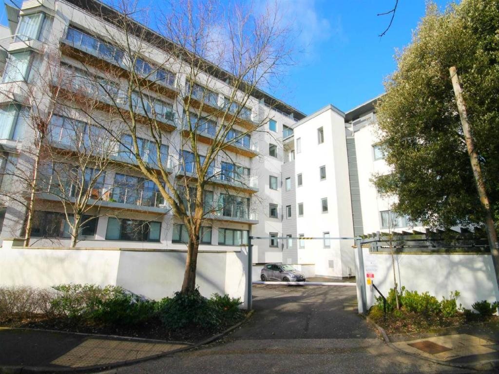 2 bed flat to rent in Parkstone Road, Poole, BH15