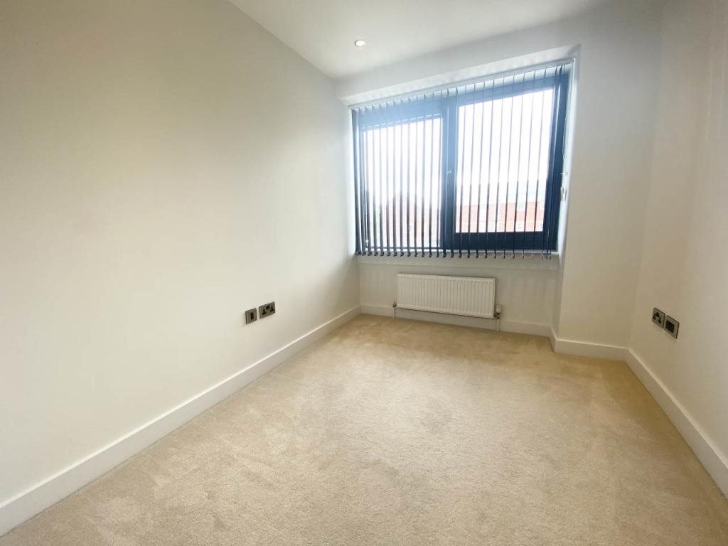 2 bed flat to rent in Parkstone Road, Poole, BH15 3