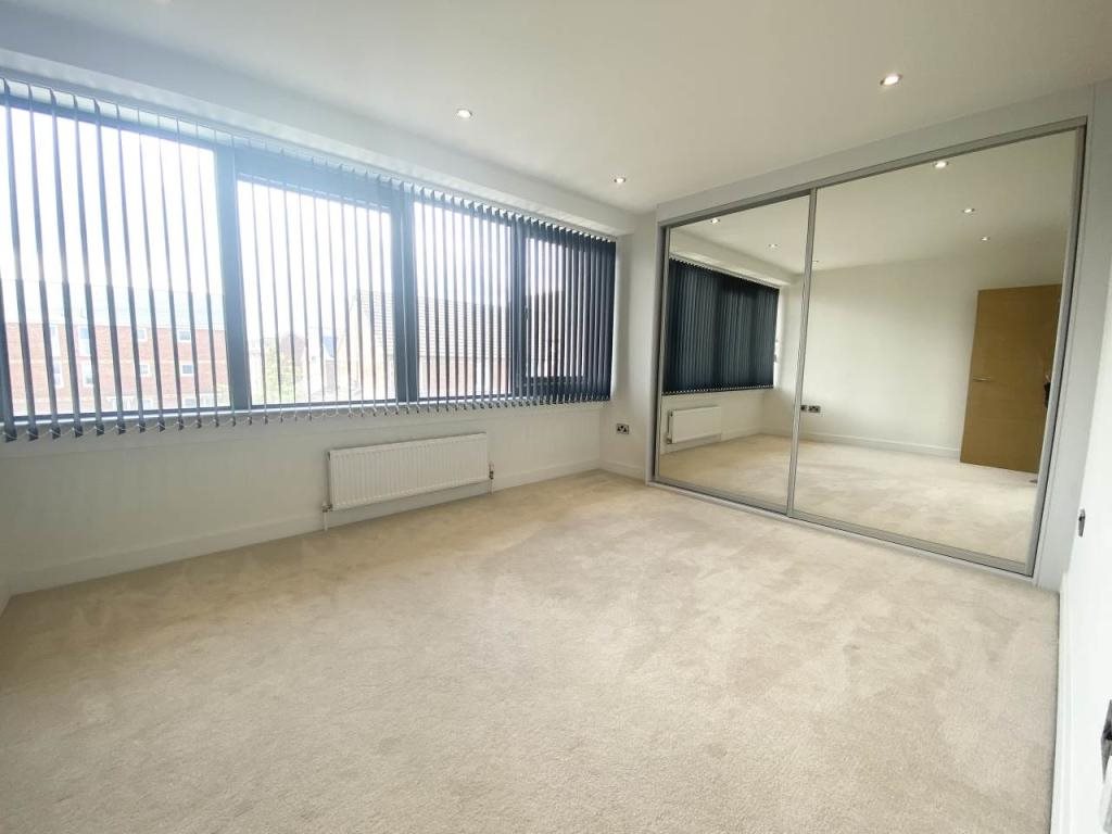 2 bed flat to rent in Parkstone Road, Poole, BH15 4