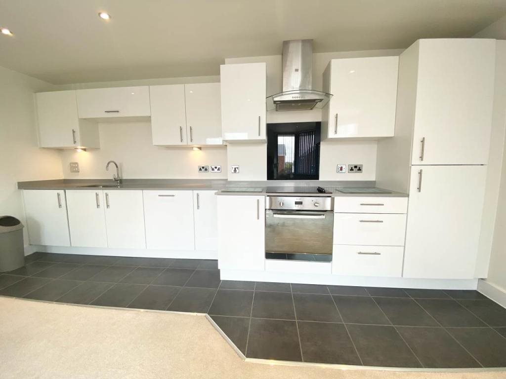 2 bed flat to rent in Parkstone Road, Poole, BH15 5