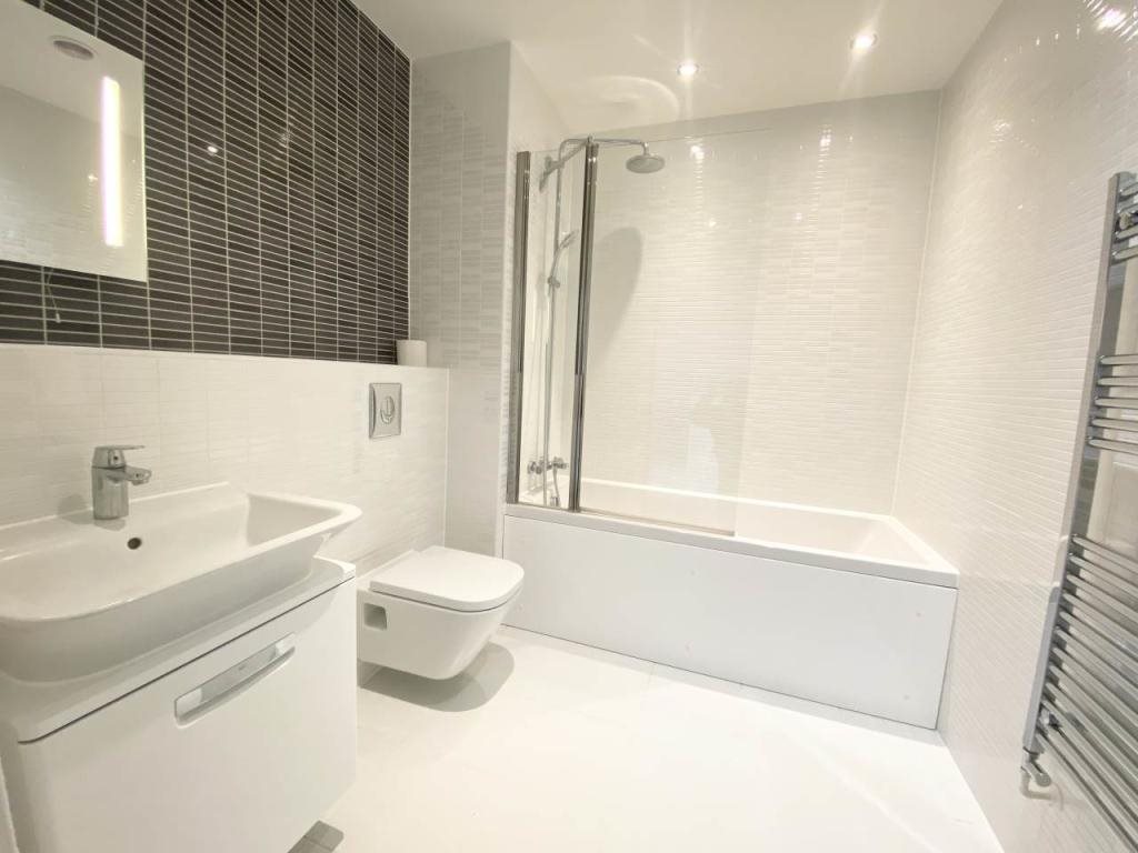 2 bed flat to rent in Parkstone Road, Poole, BH15 6