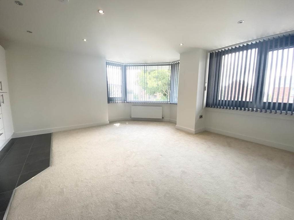 2 bed flat to rent in Parkstone Road, Poole, BH15 7