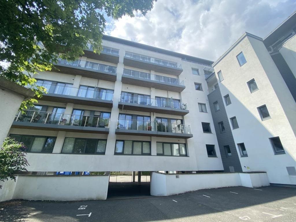 2 bed flat to rent in Parkstone Road, Poole, BH15 8