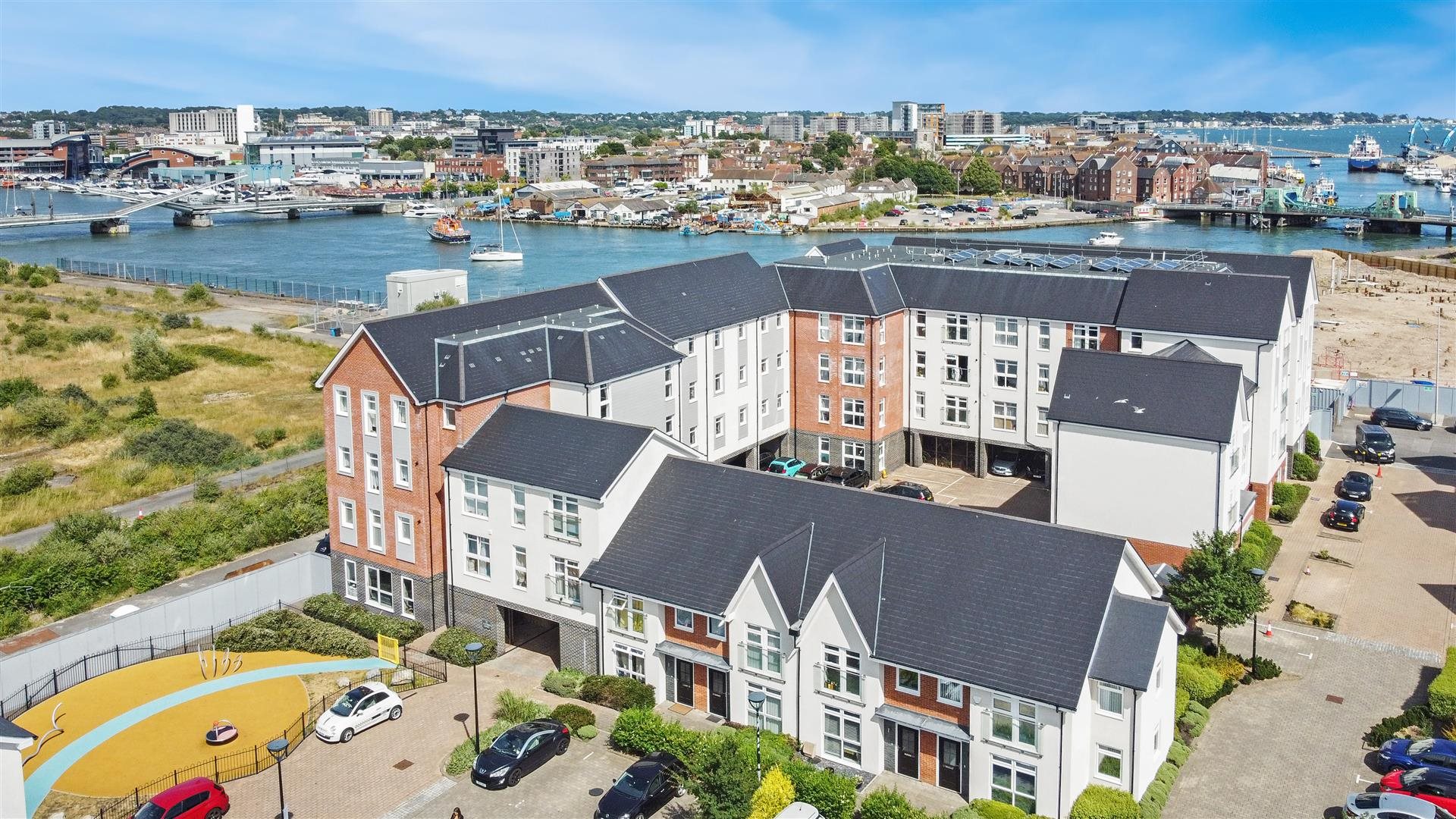 2 bed flat to rent in Jefferson Avenue, Poole, BH15