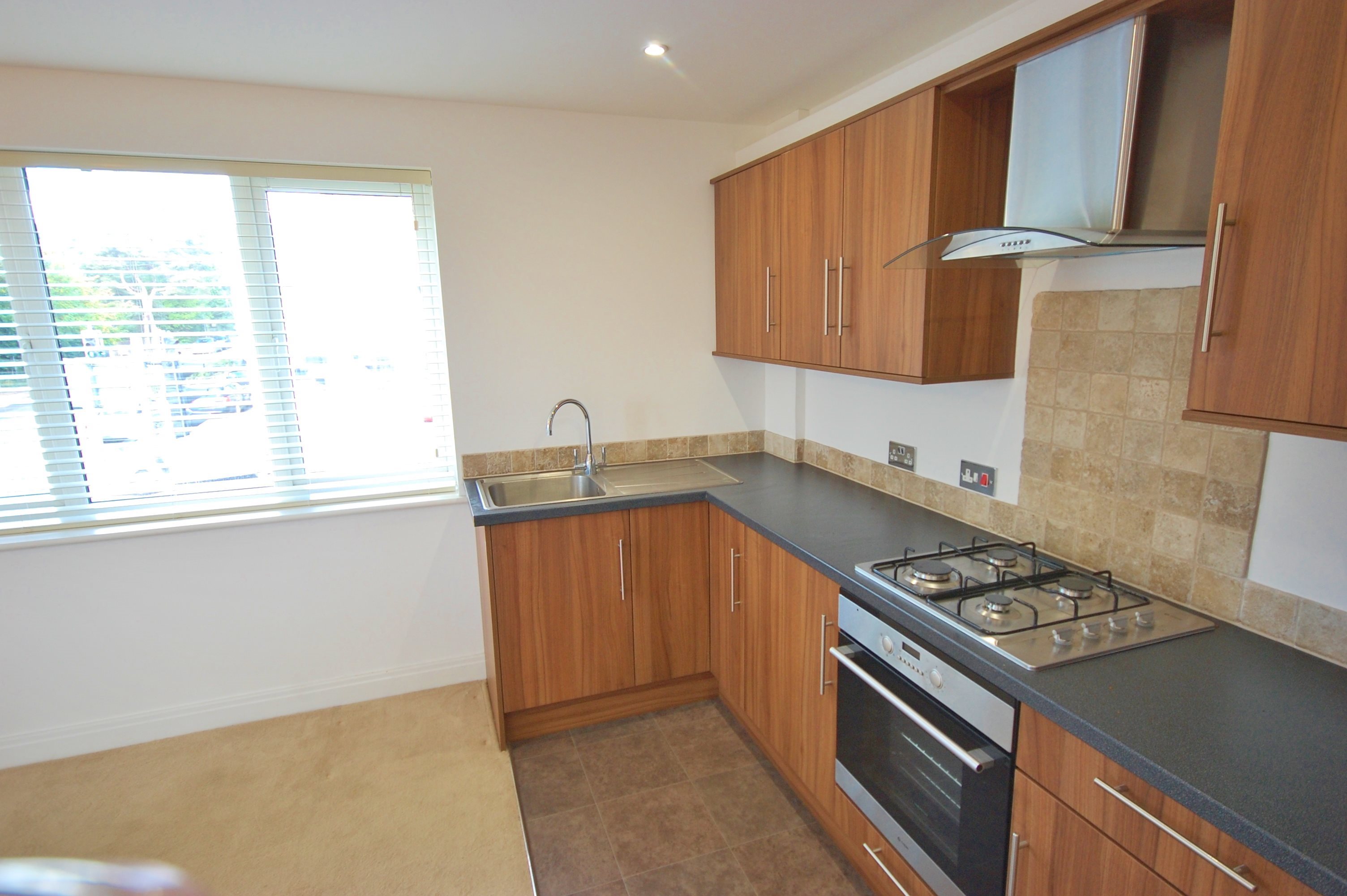 2 bed flat to rent in Wimborne Road East, Ferndown 2
