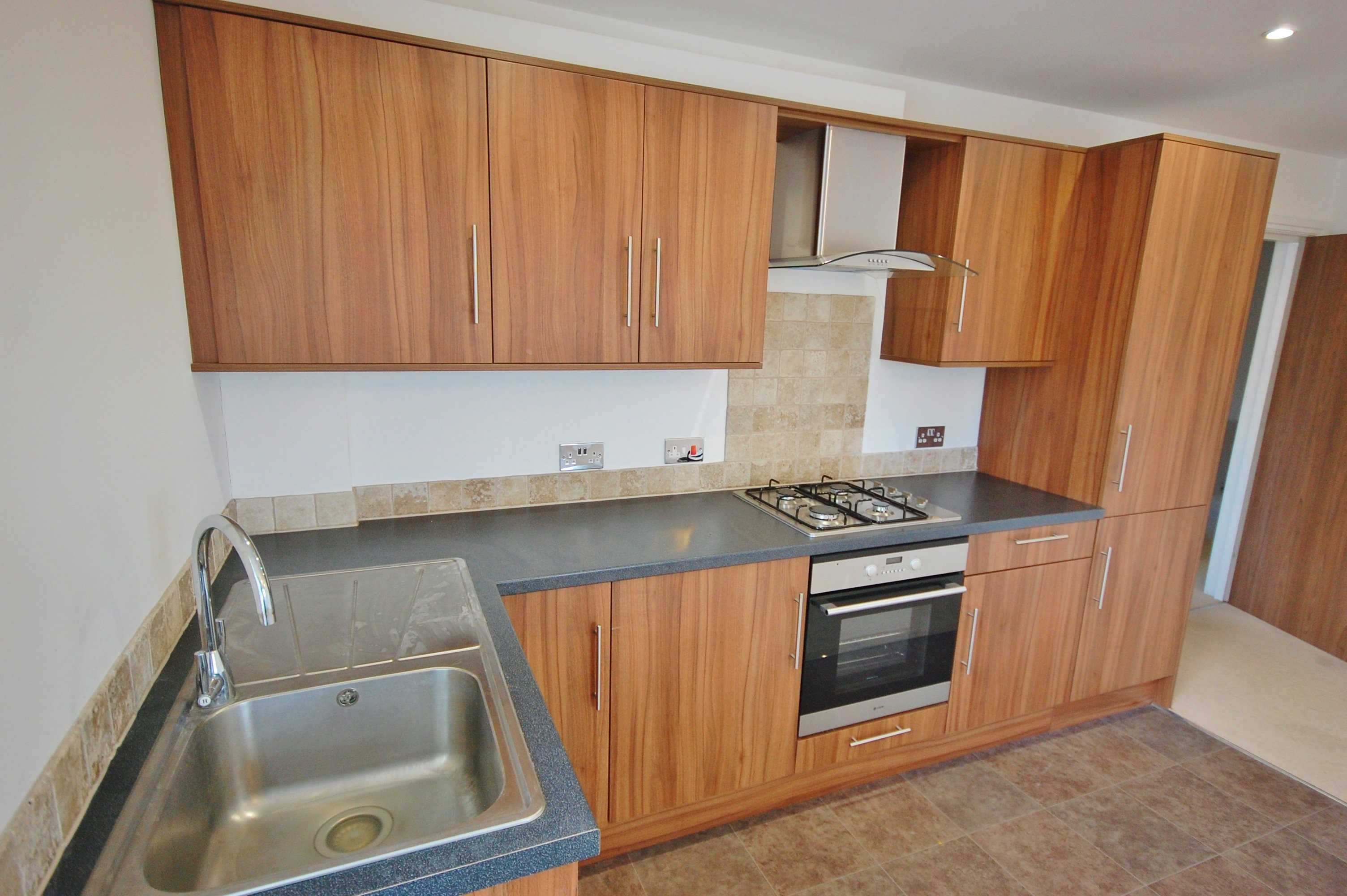 2 bed flat to rent in Wimborne Road East, Ferndown 1