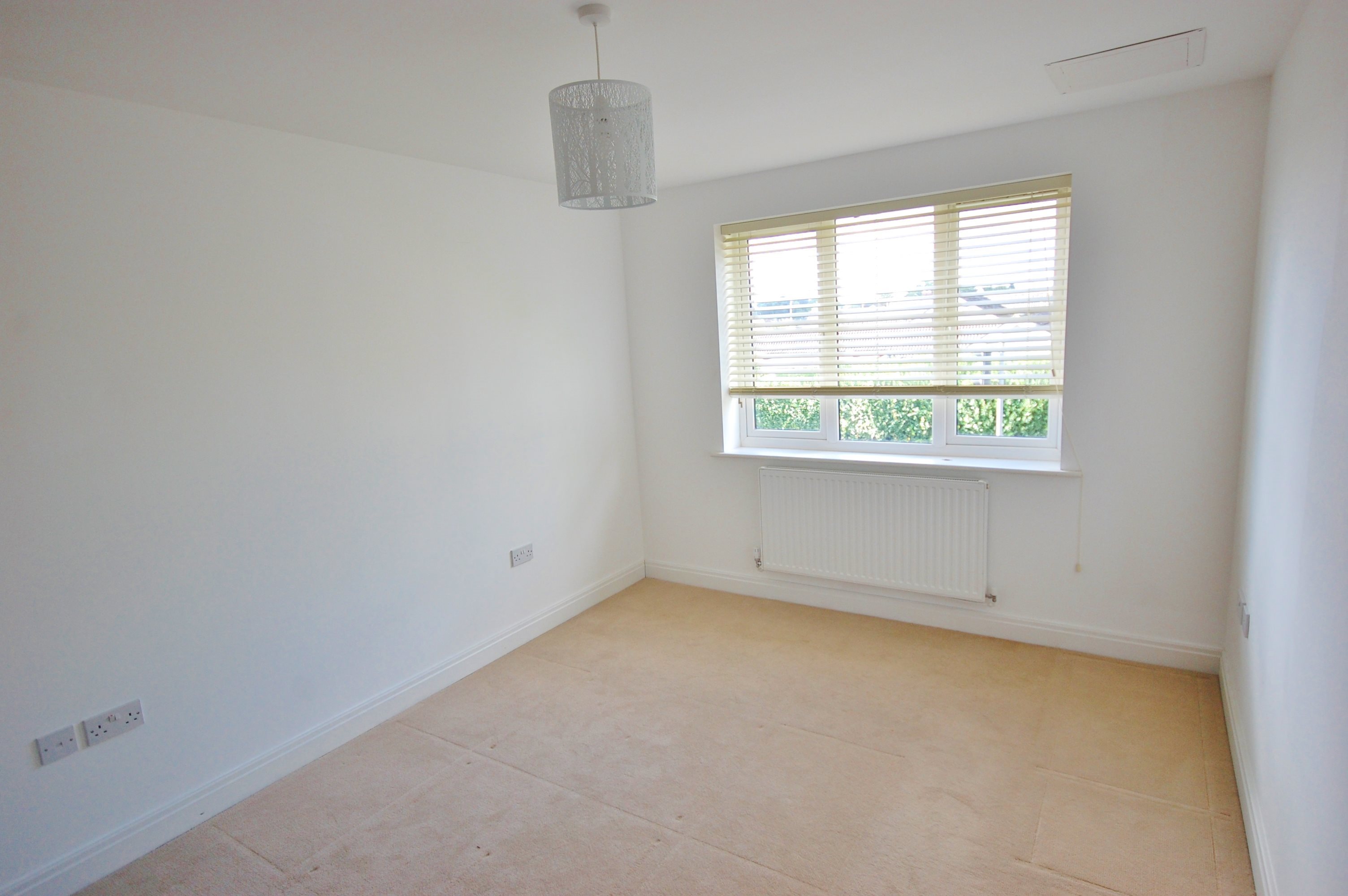 2 bed flat to rent in Wimborne Road East, Ferndown 5