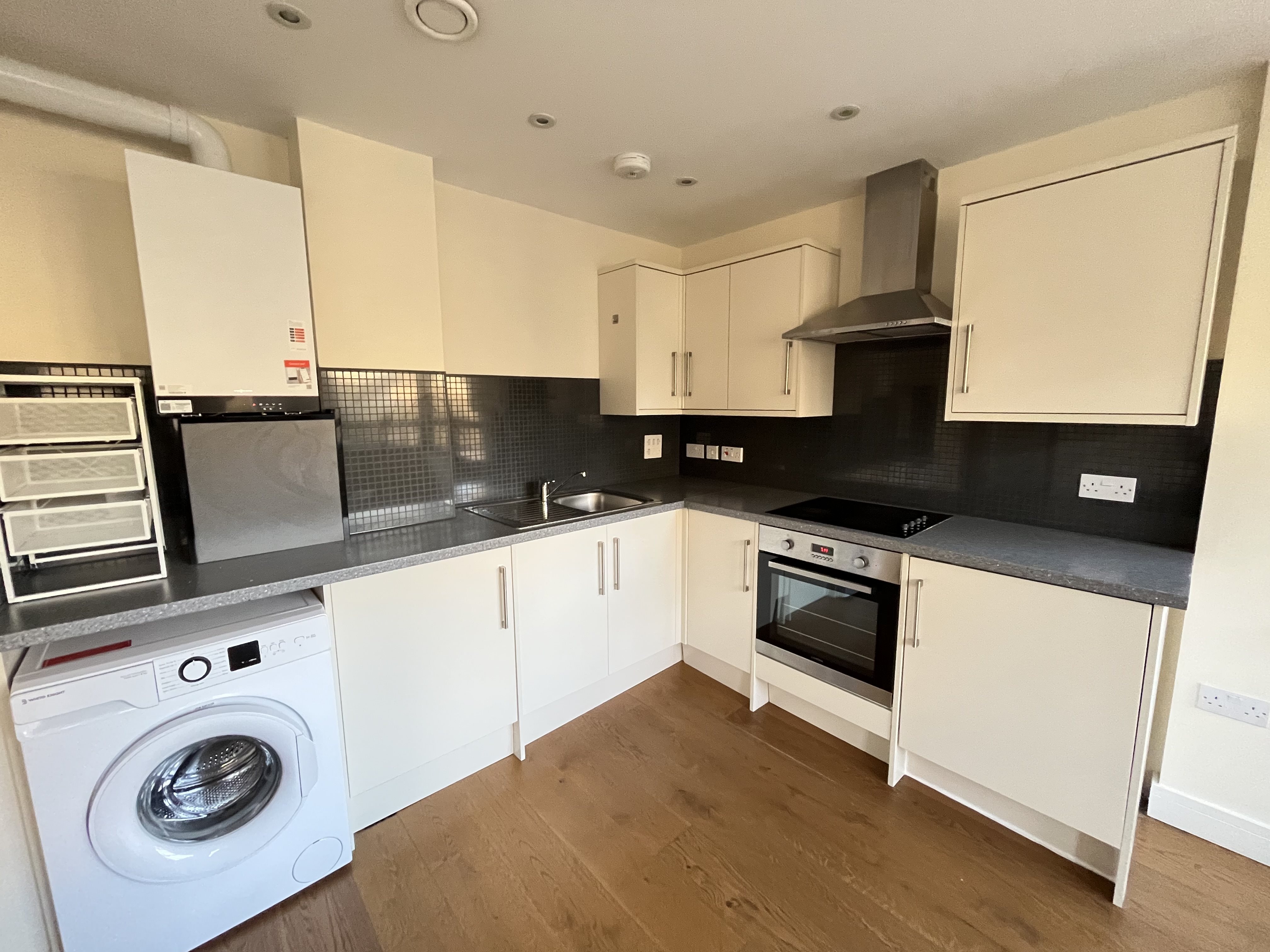 2 bed flat to rent in Vandale House, Post Office Road  - Property Image 2