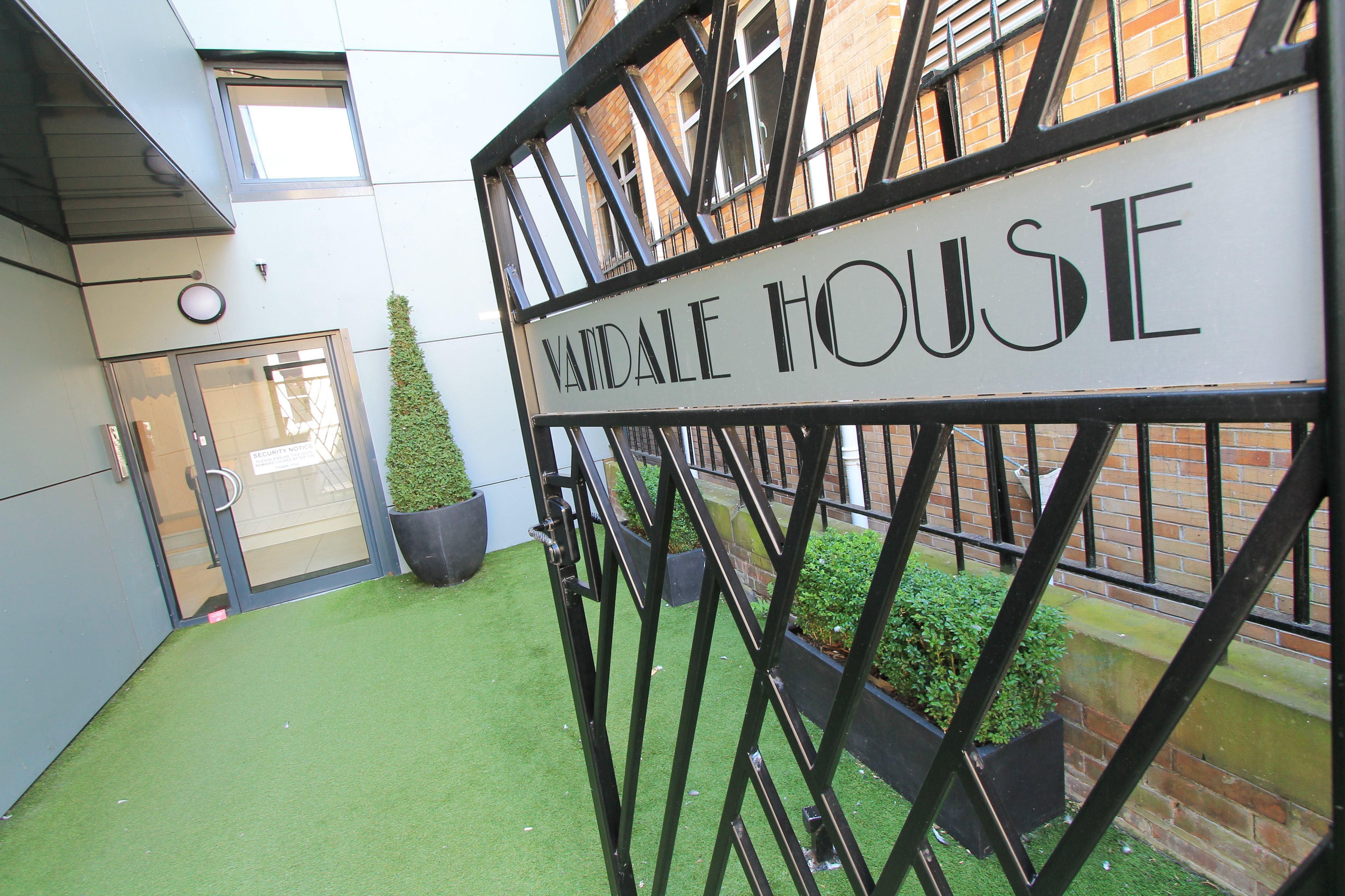 2 bed flat to rent in Post Office Road, Bournemouth, BH1 9