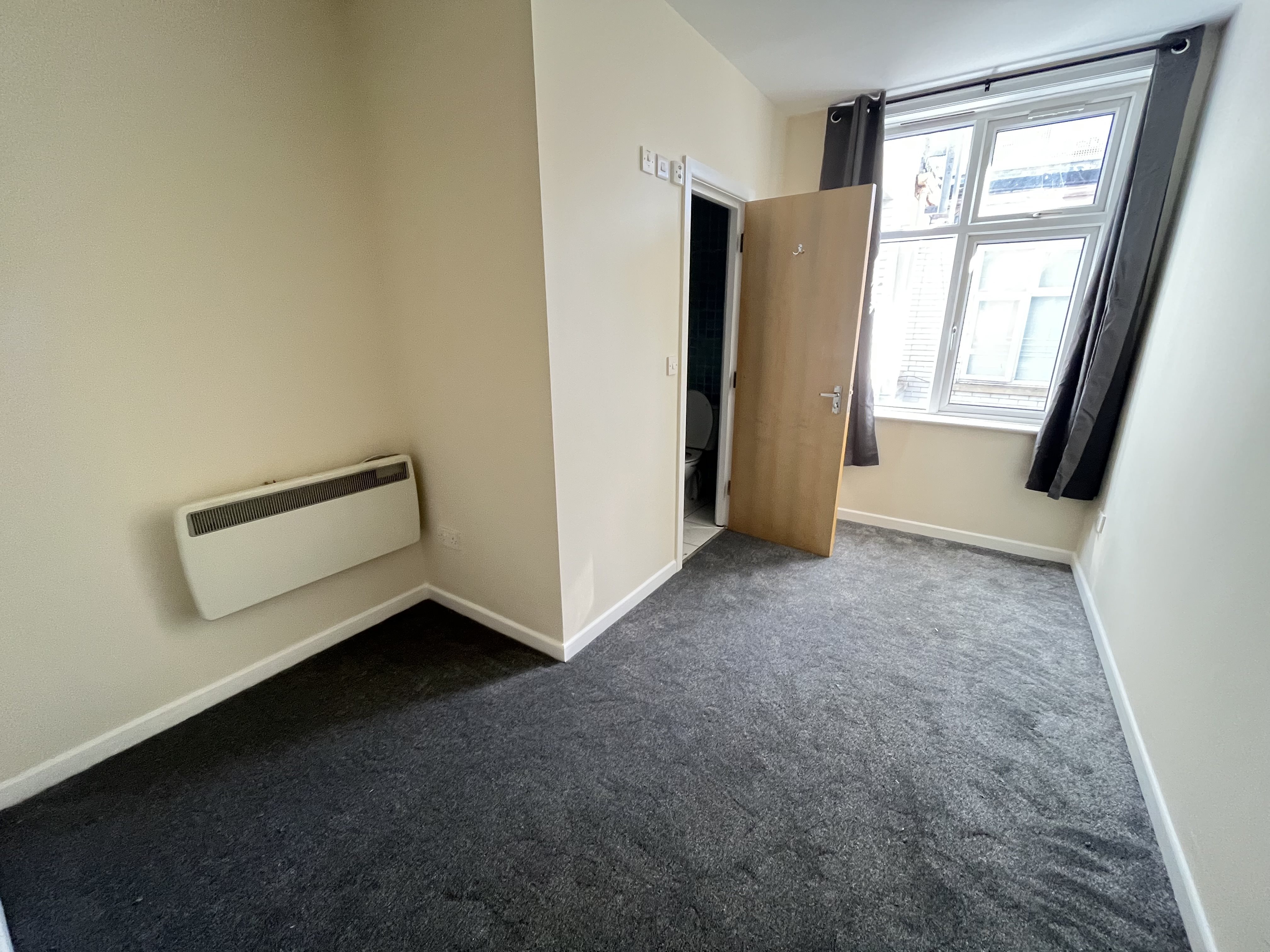 2 bed flat to rent in Westover Road, Bournemouth 2