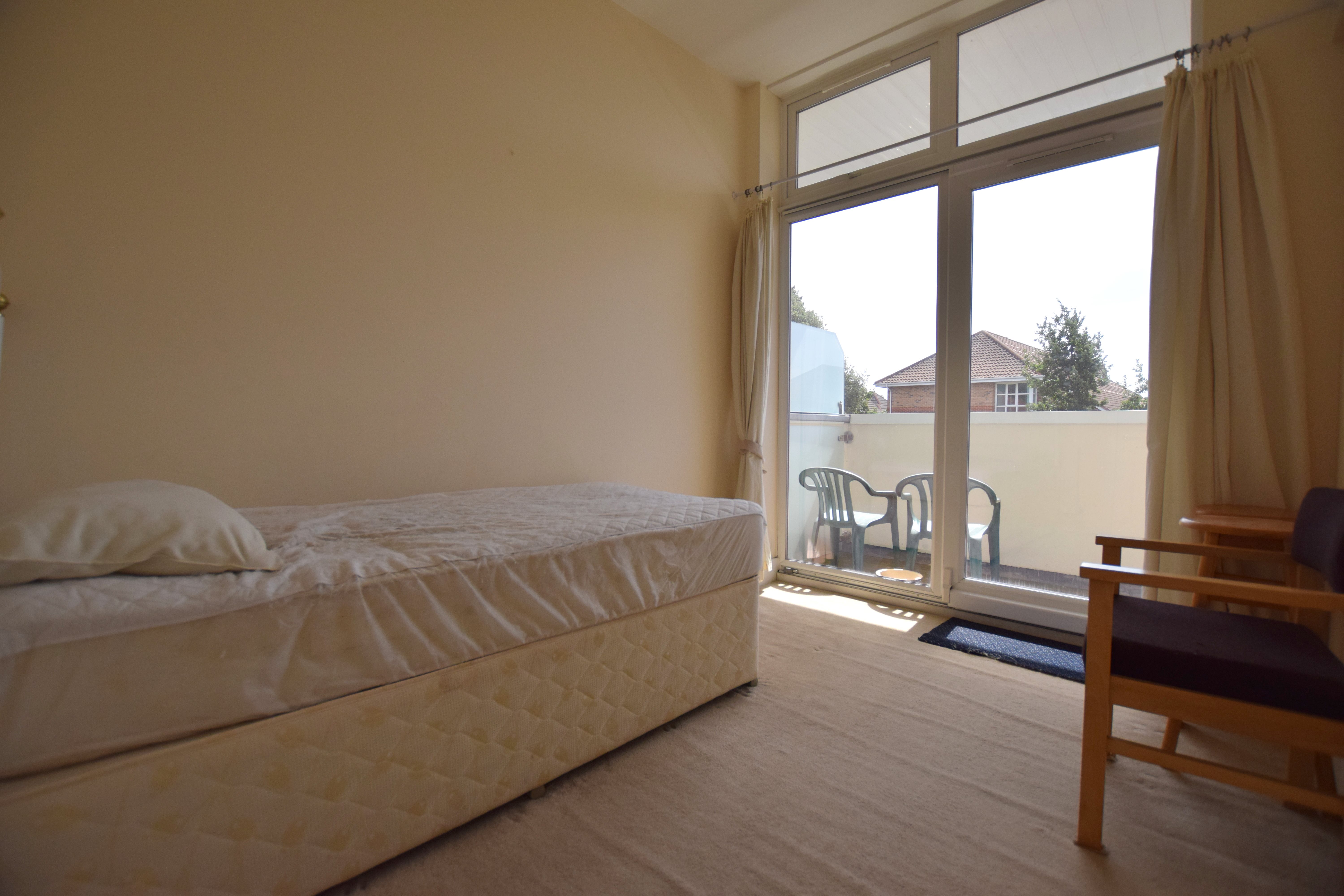 2 bed flat to rent in Commercial Road, Poole, BH14 2