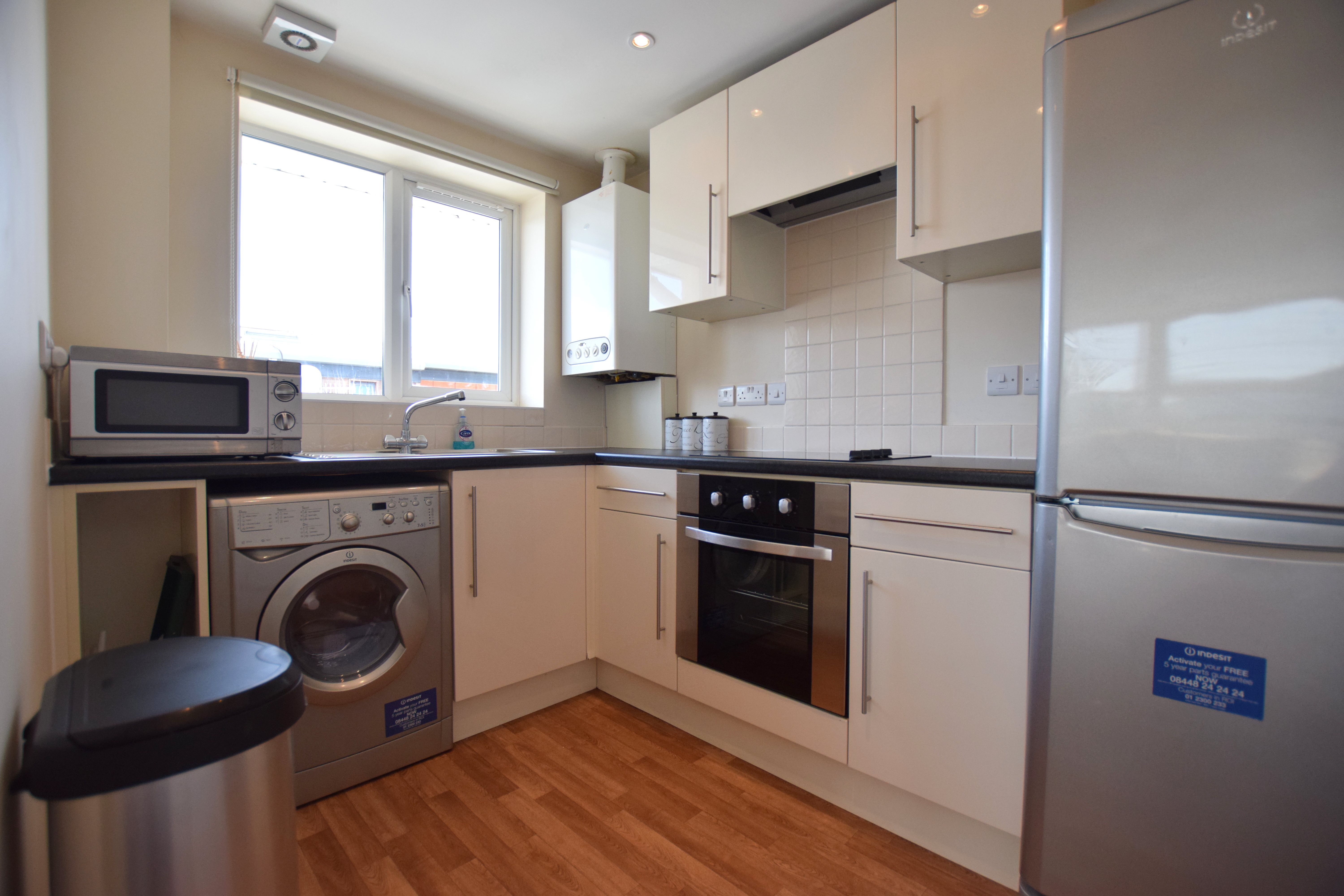 2 bed flat to rent in Commercial Road, Poole, BH14 3