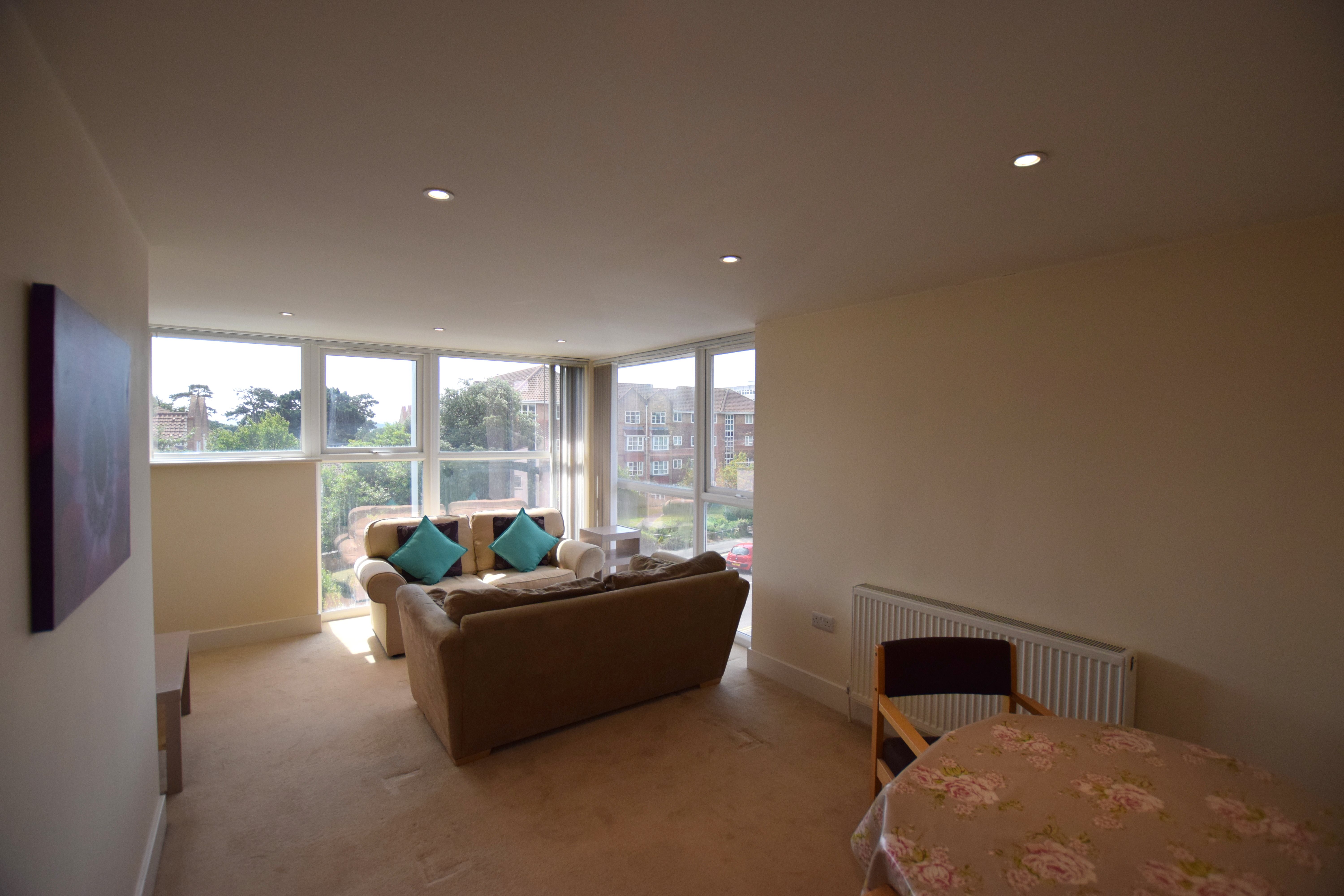 2 bed flat to rent in Commercial Road, Poole, BH14 4