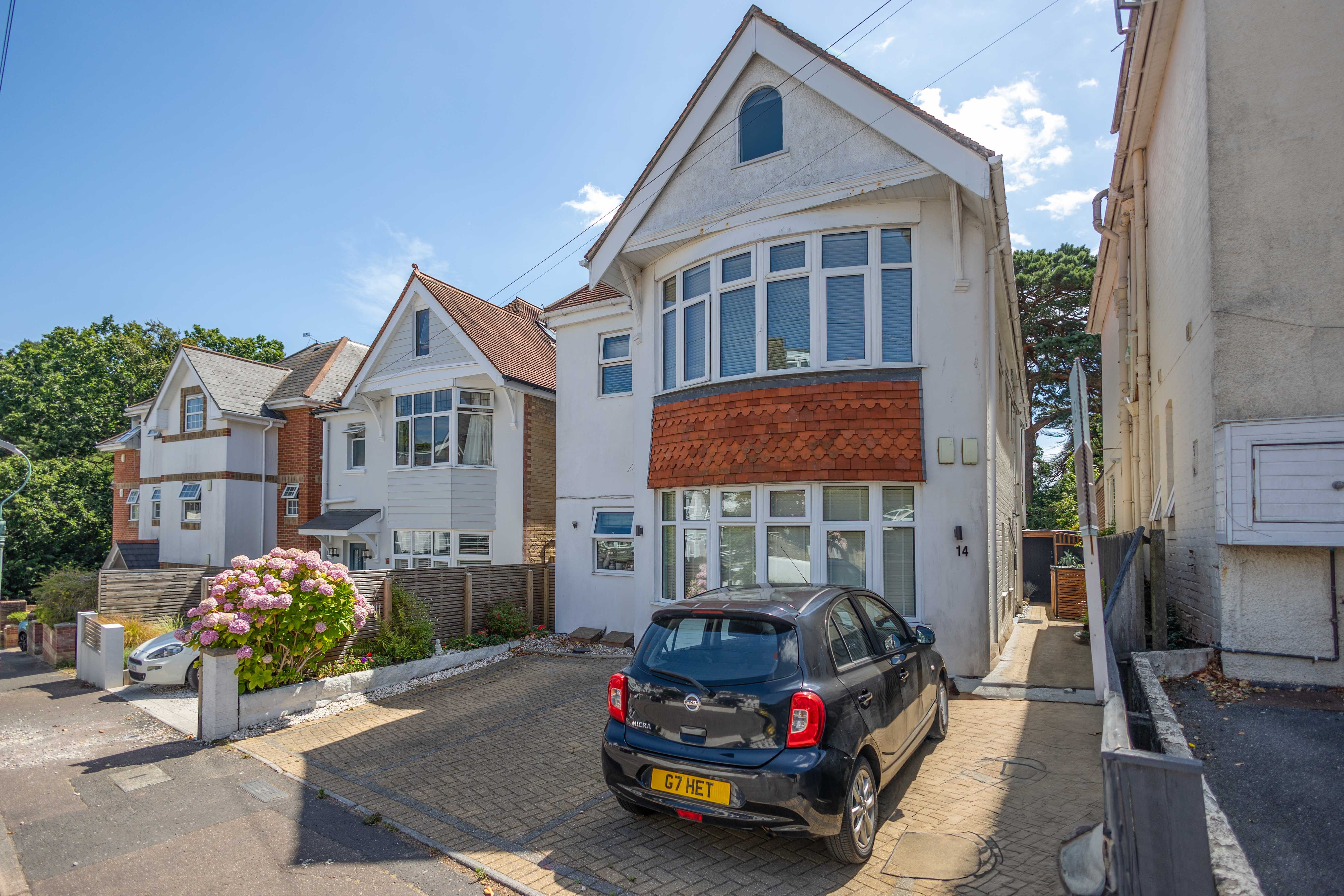2 bed flat to rent in Alumdale Road, Westbourne, BH4 - Property Image 1