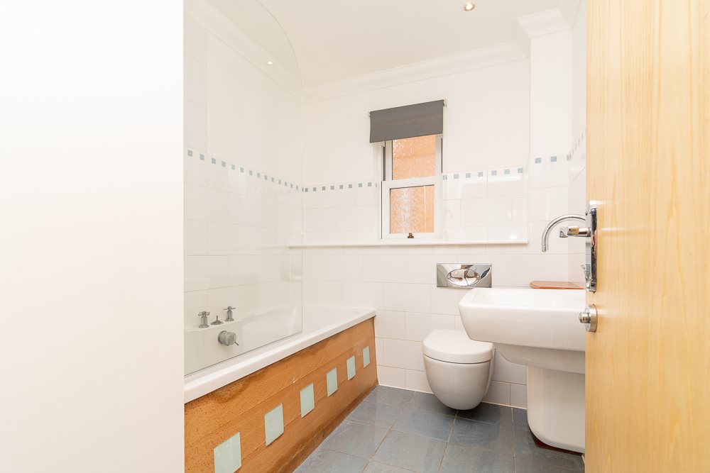 2 bed flat to rent in Wimborne Road, Bournemouth, BH2 6