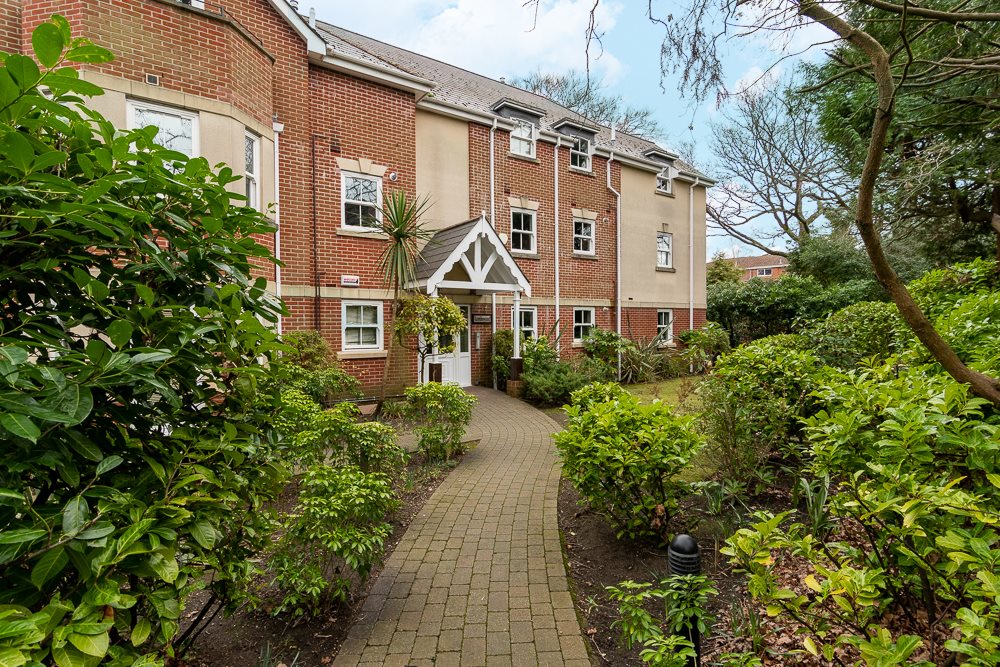 2 bed flat to rent in Wimborne Road, Bournemouth, BH2