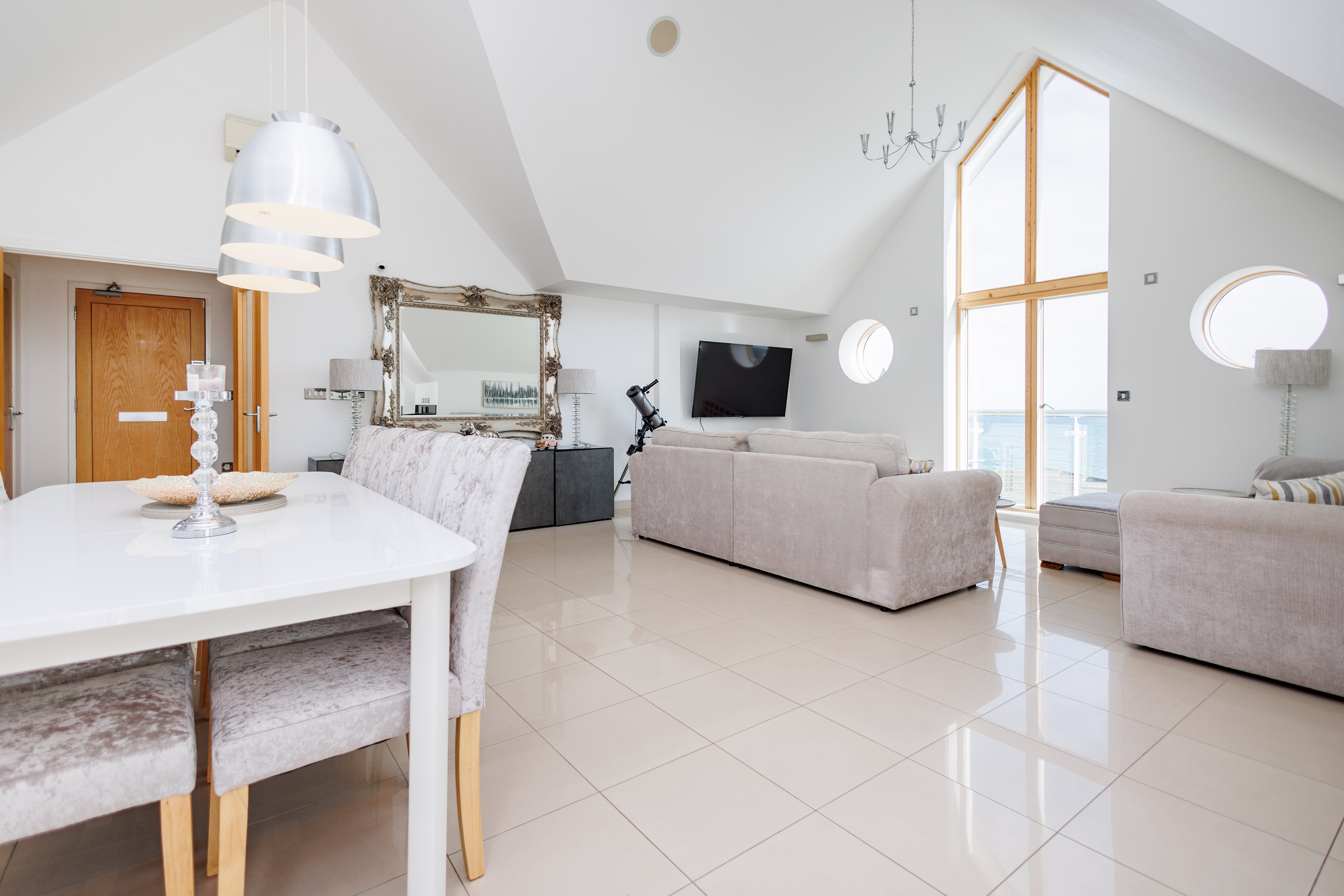 2 bed flat to rent in Honeycombe Beach, Honeycombe Chine 1