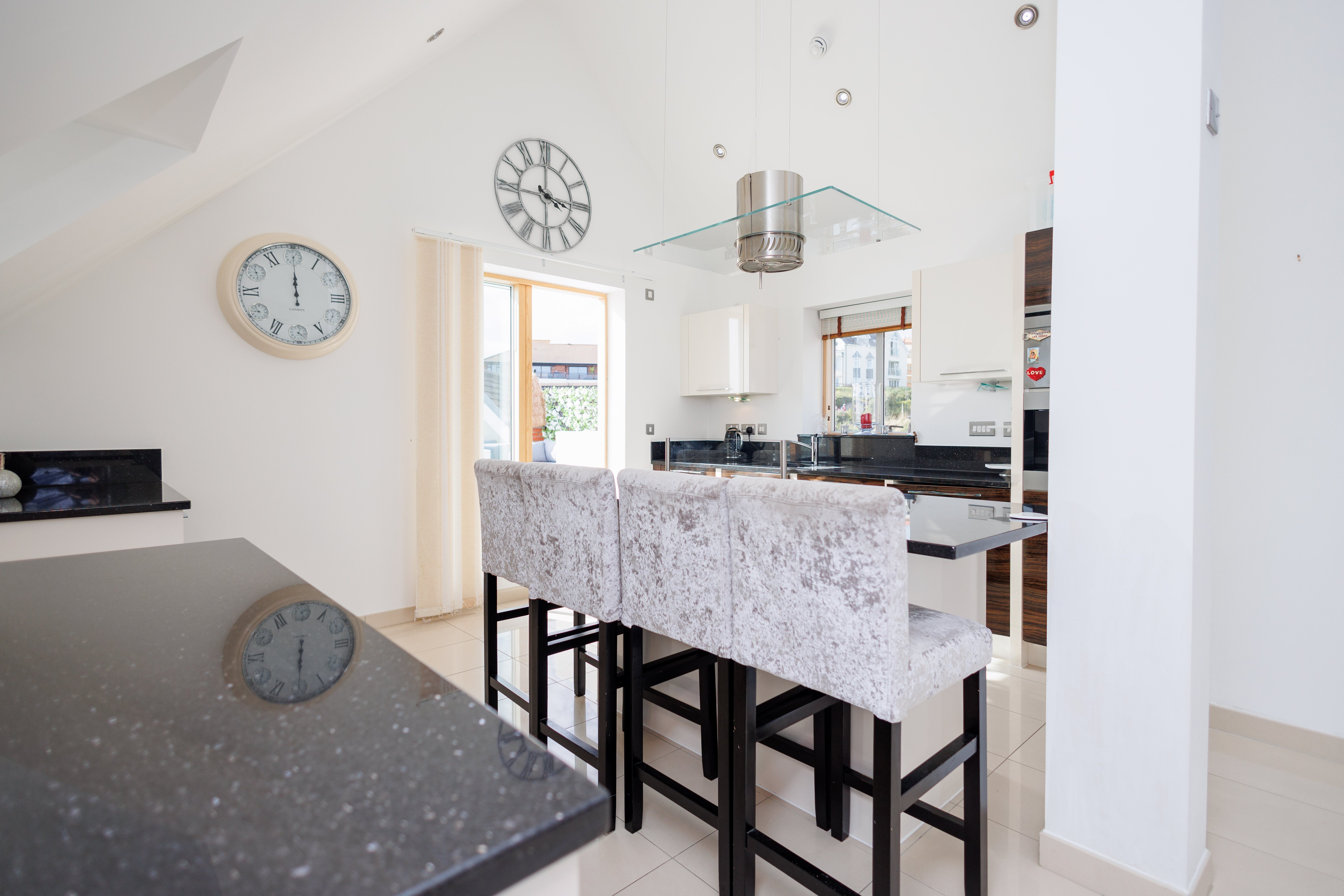 2 bed flat to rent in Honeycombe Beach, Honeycombe Chine  - Property Image 16