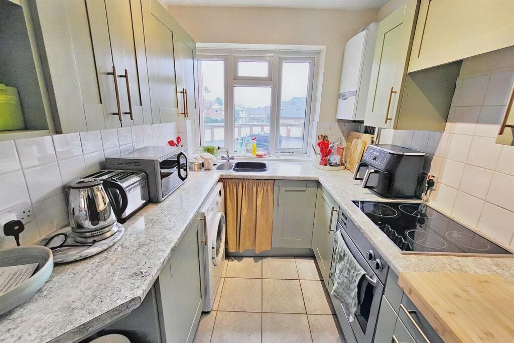 2 bed flat to rent in Talbot Avenue, Bournemouth, BH3 5