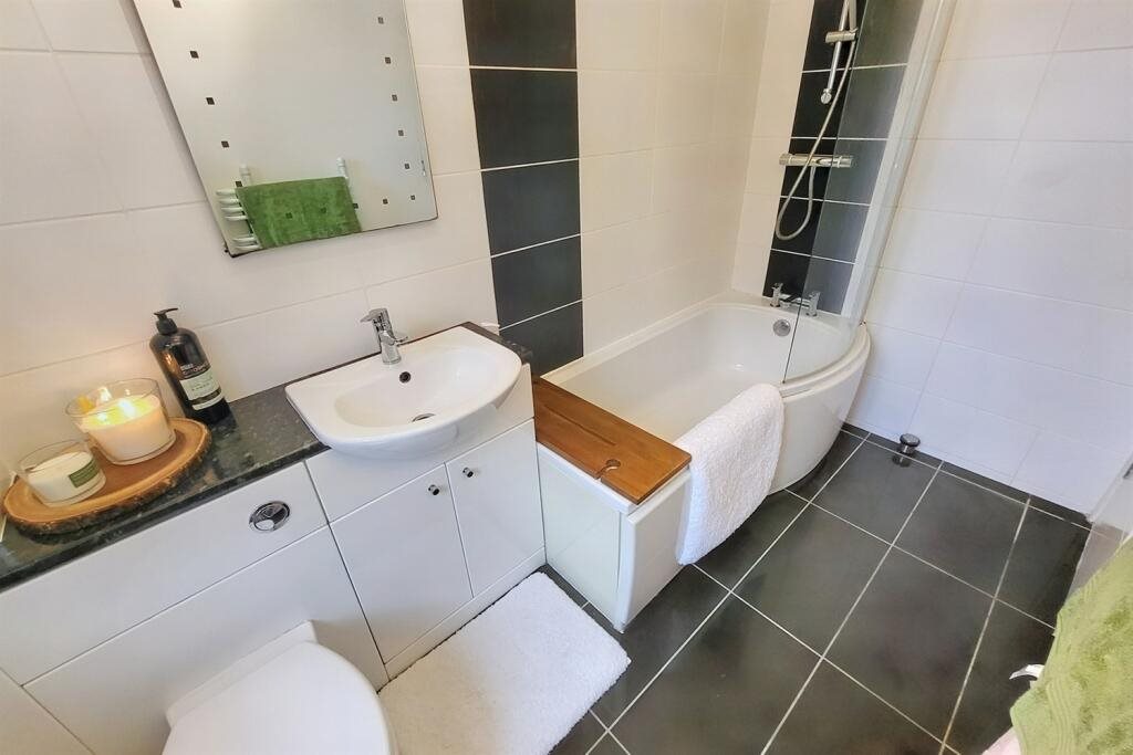 2 bed flat to rent in Talbot Avenue, Bournemouth, BH3 12