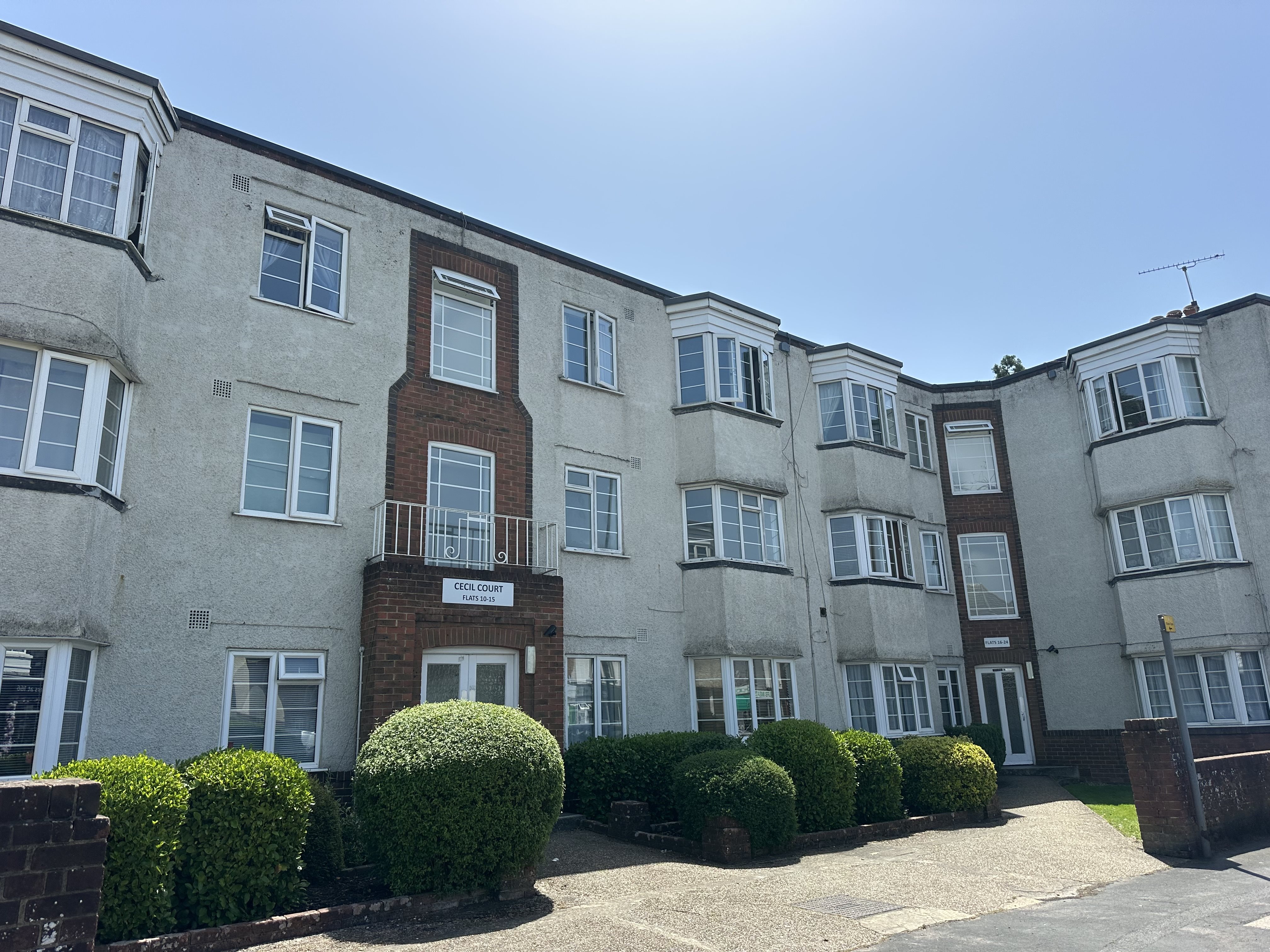 2 bed flat to rent in Charminster Road, Bournemouth, BH8