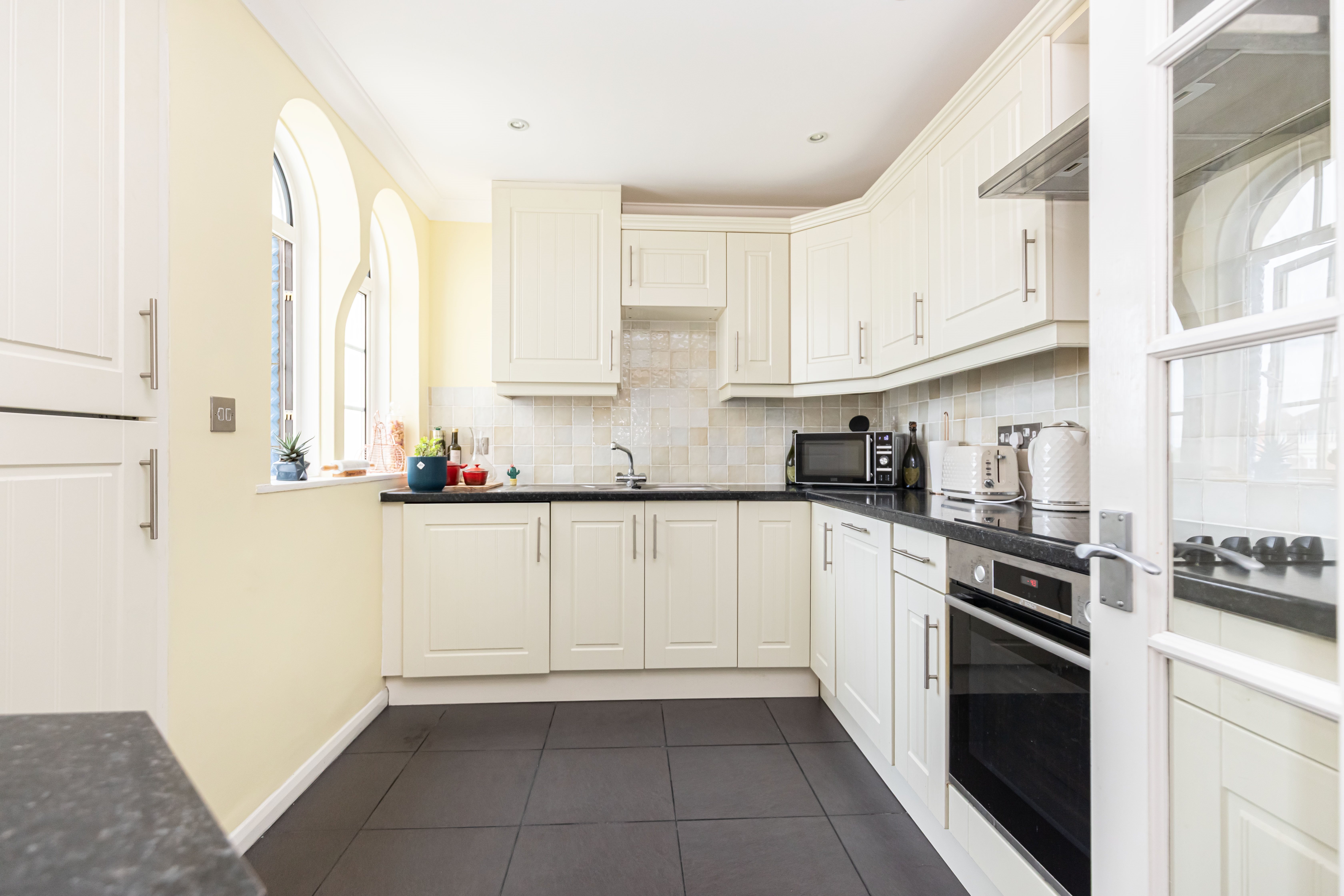 2 bed flat to rent in Sea Road, Bournemouth, BH5 5