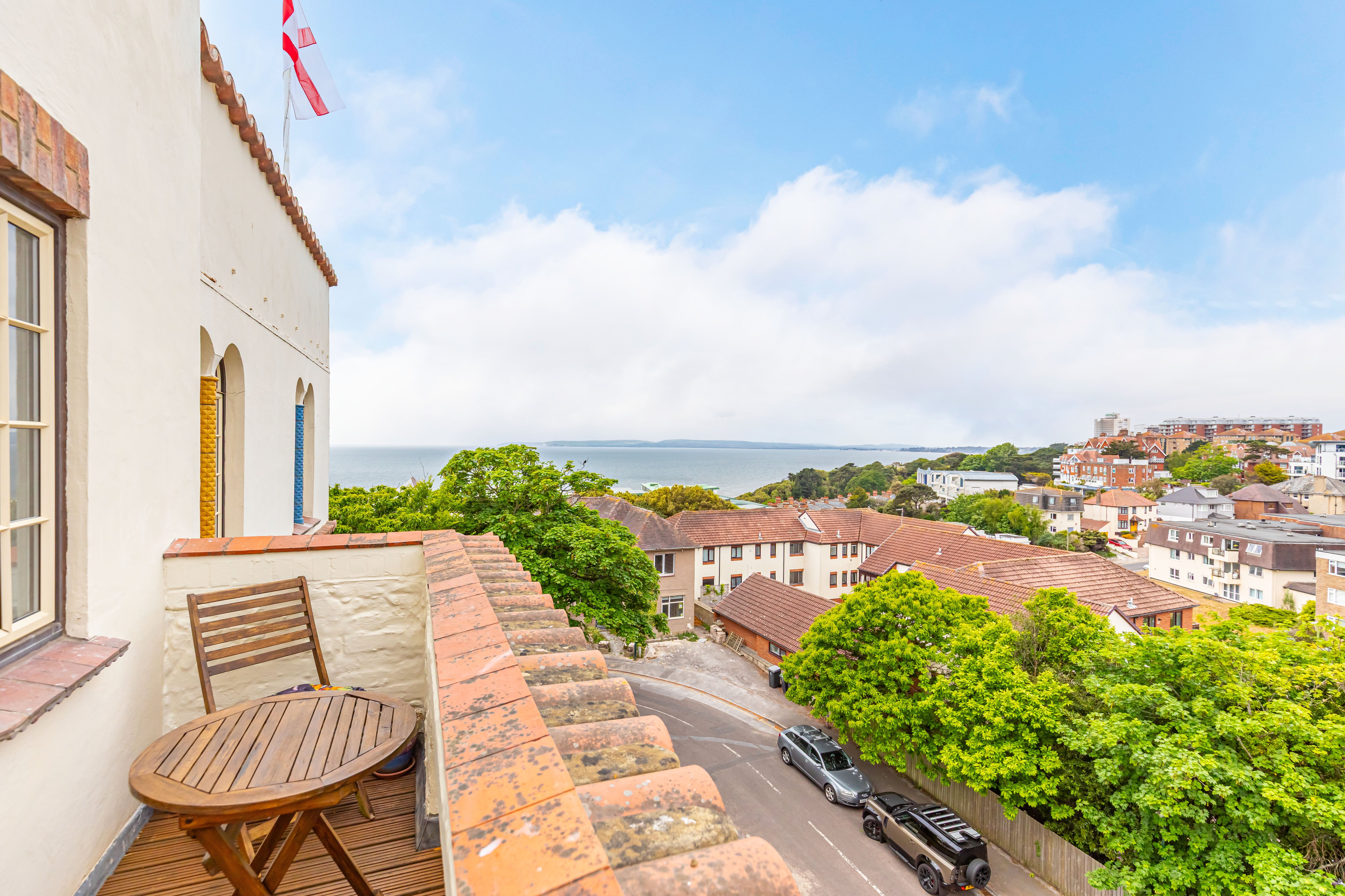 2 bed flat to rent in Sea Road, Bournemouth, BH5 - Property Image 1