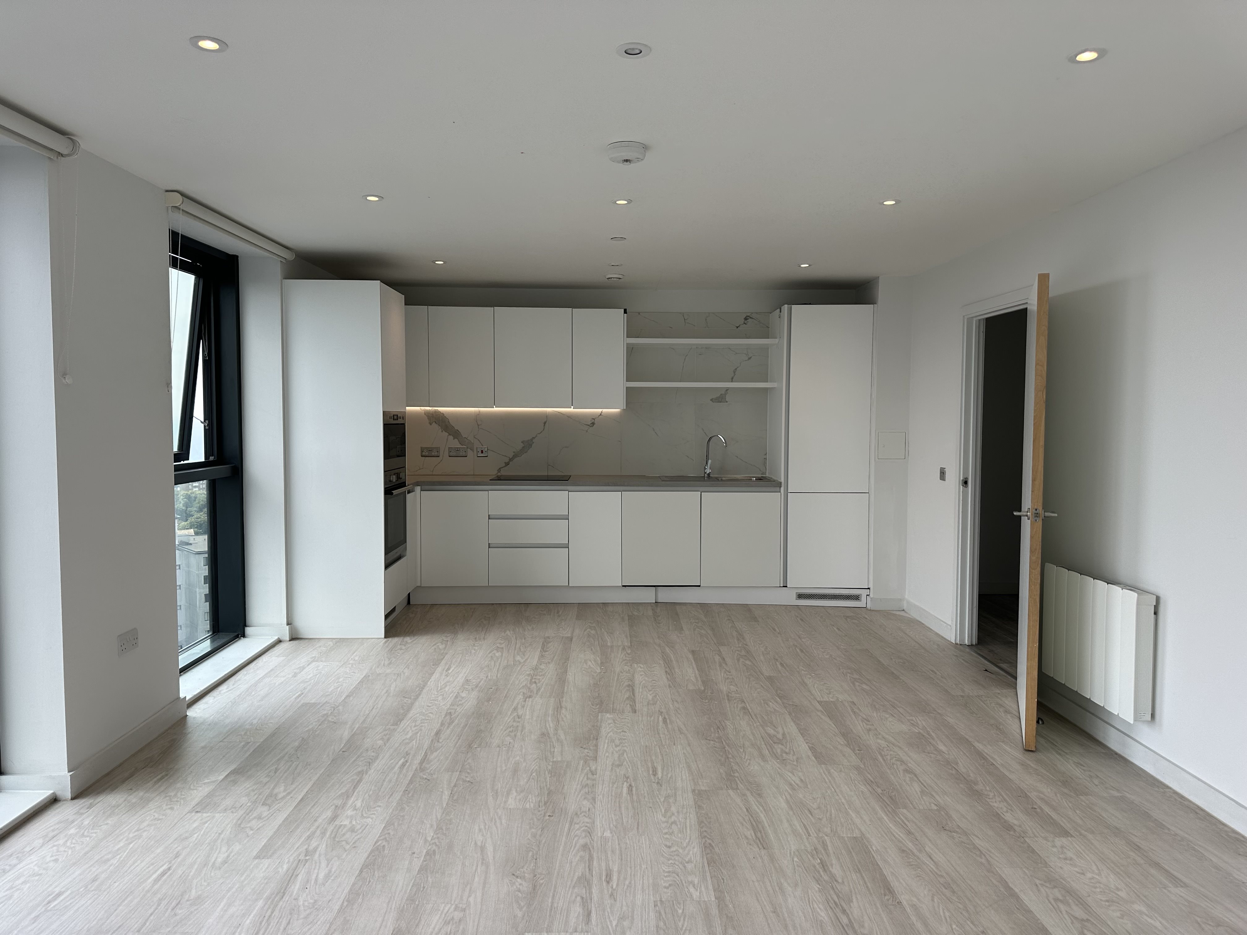 3 bed flat to rent in Holdenhurst Road, , BH8 - Property Image 1