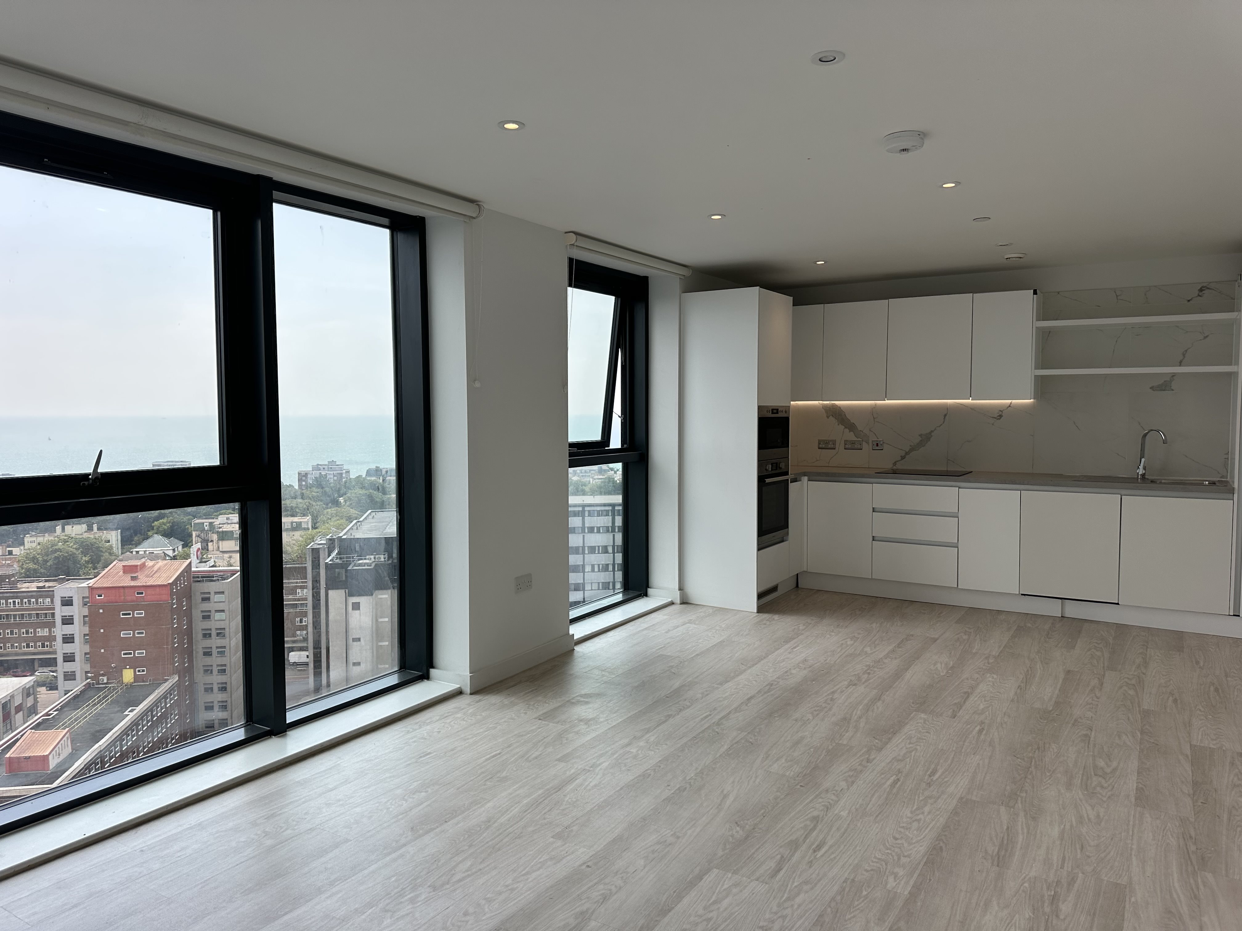 3 bed flat to rent in Holdenhurst Road, , BH8 2