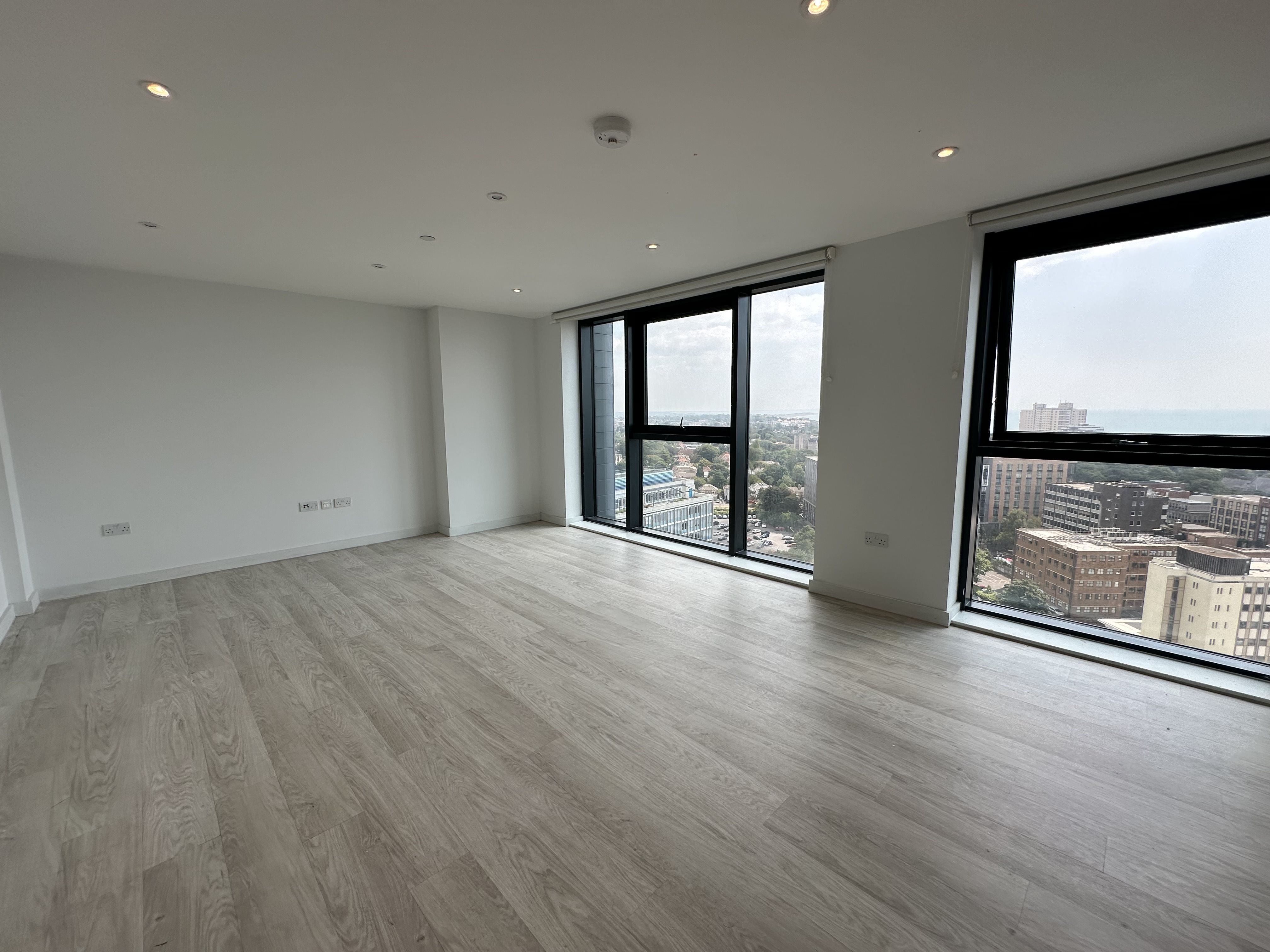 3 bed flat to rent in Holdenhurst Road, , BH8  - Property Image 4