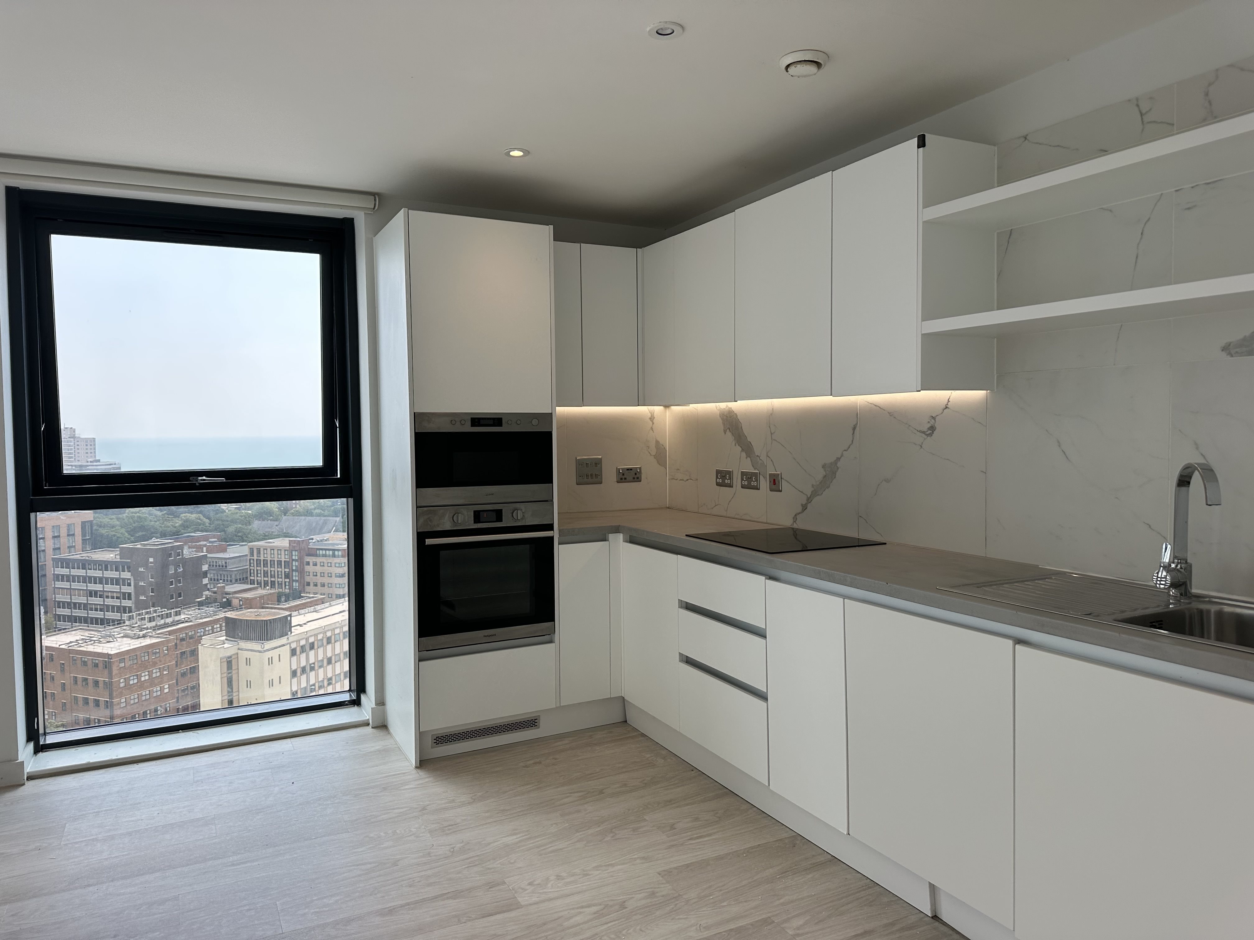 3 bed flat to rent in Holdenhurst Road, , BH8 1