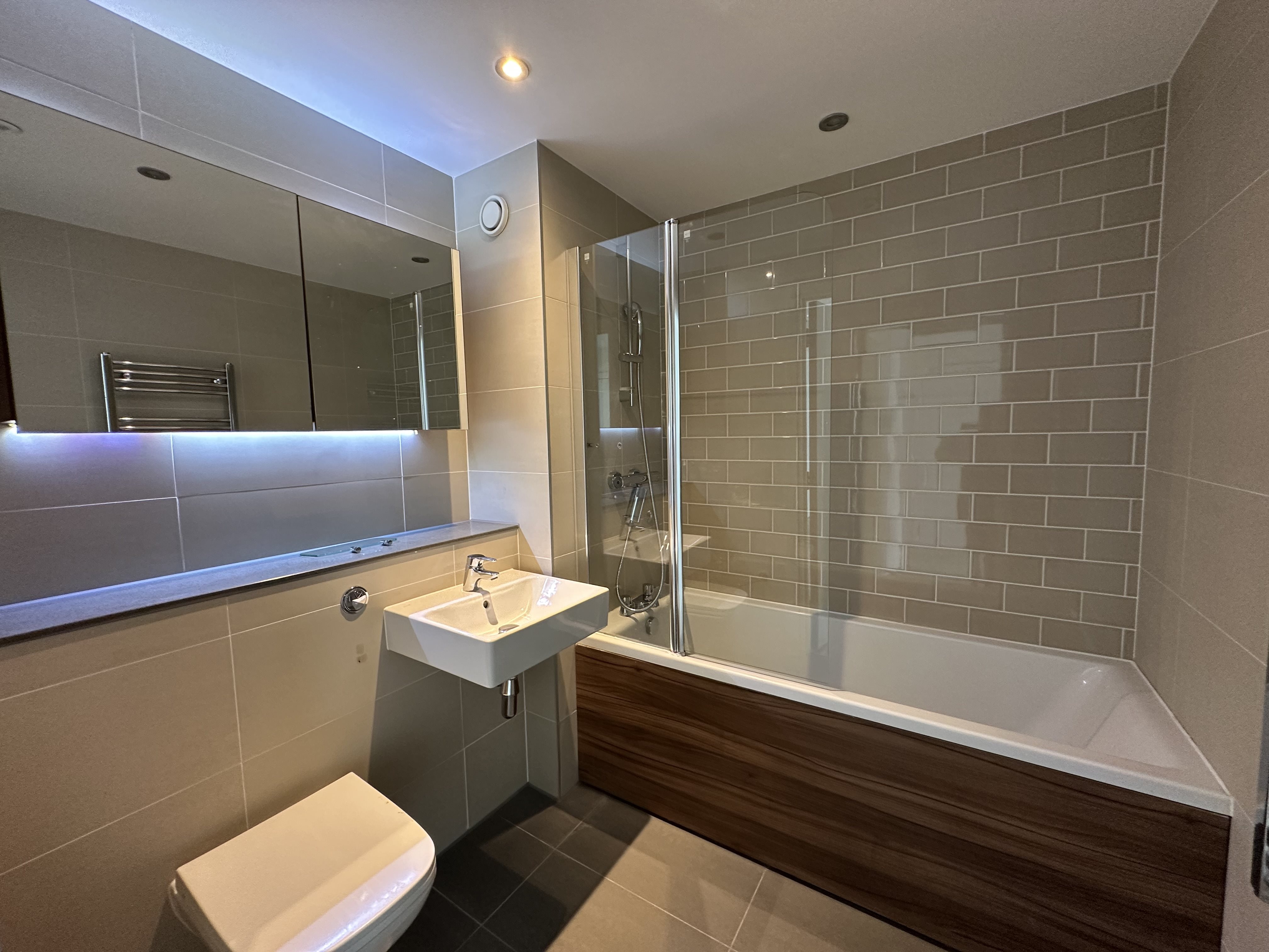 3 bed flat to rent in Holdenhurst Road, , BH8 9