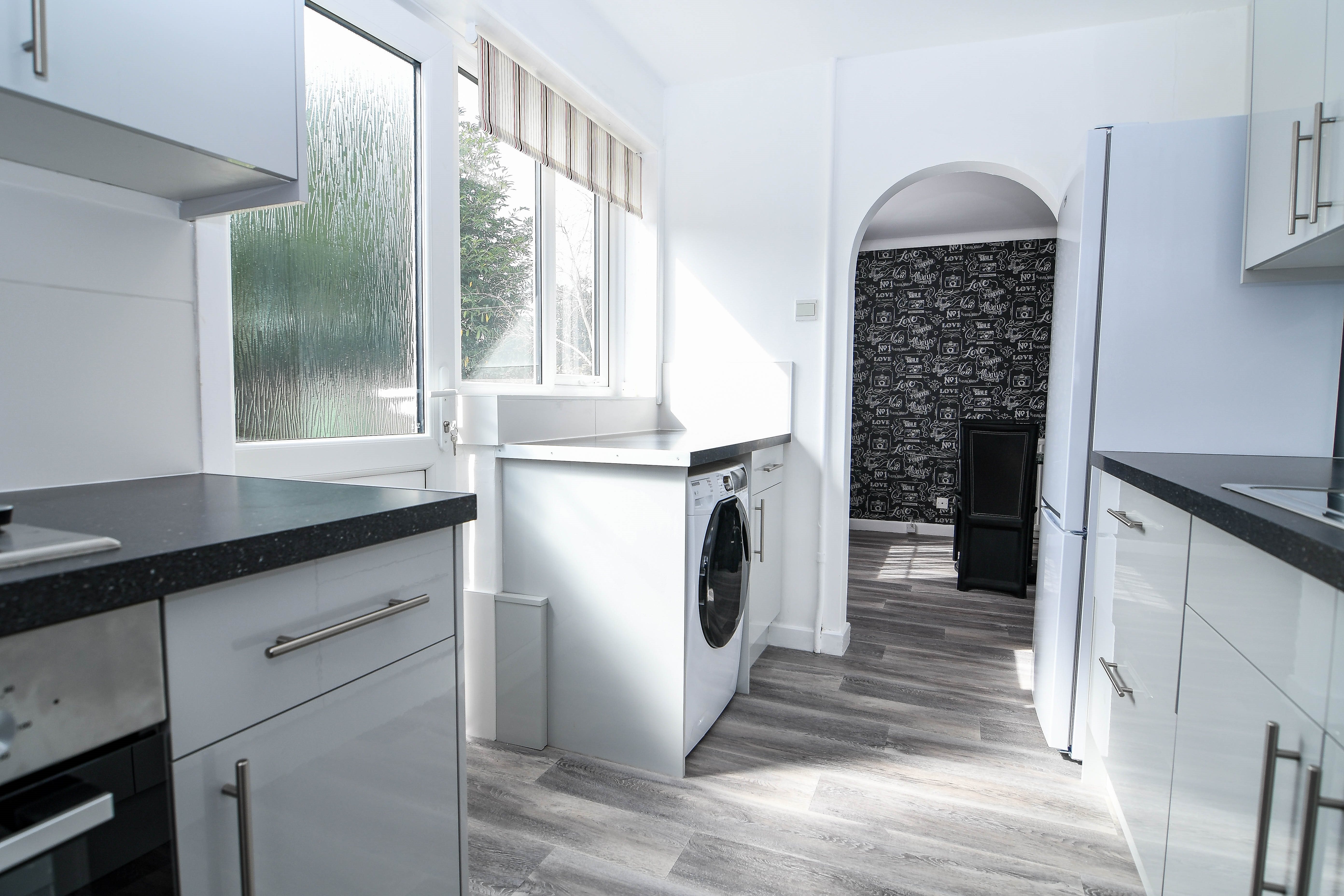 4 bed house to rent in Mossley Avenue, Poole 1