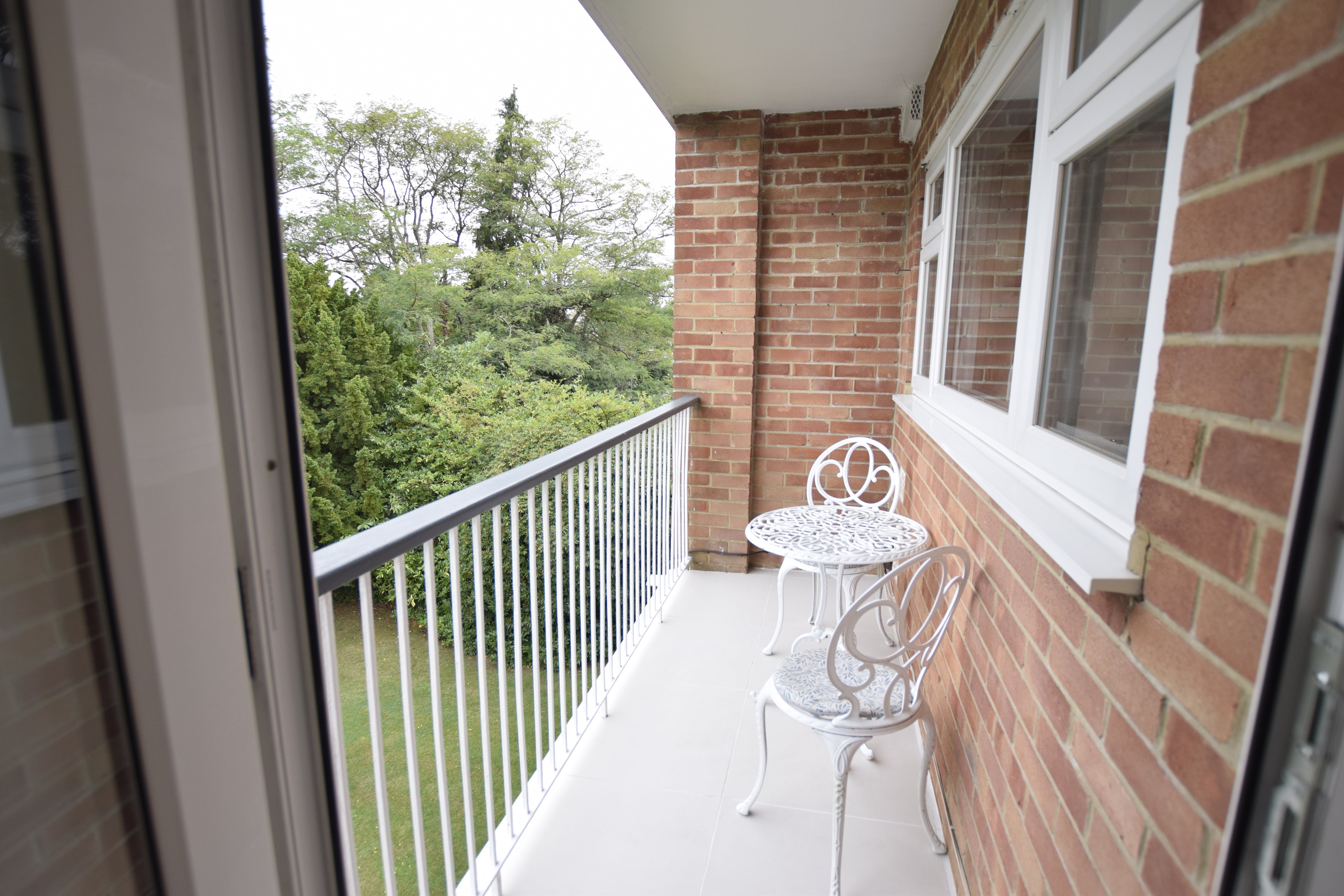 2 bed flat to rent in West Cliff Road, Bournemouth 3