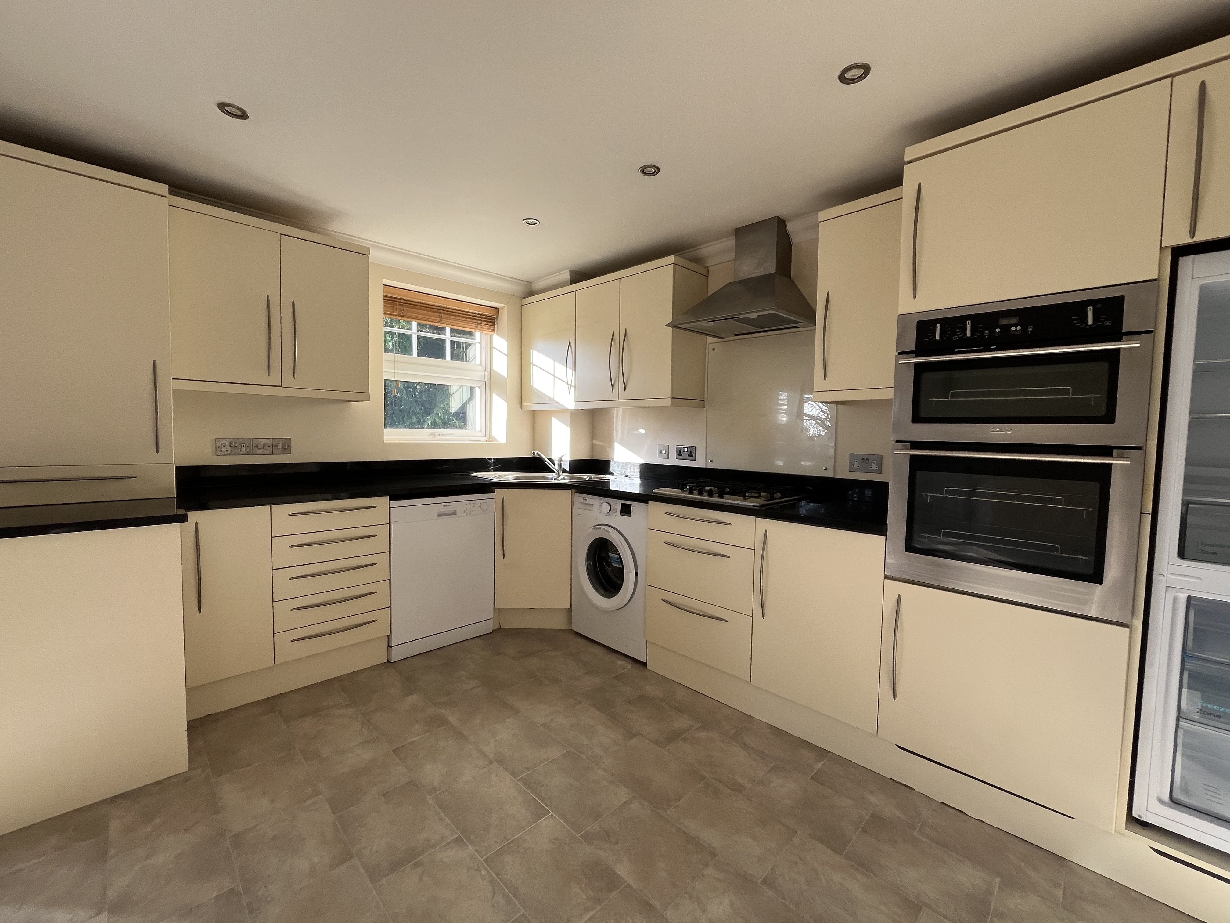 2 bed flat to rent in North Road, Poole, BH14  - Property Image 2