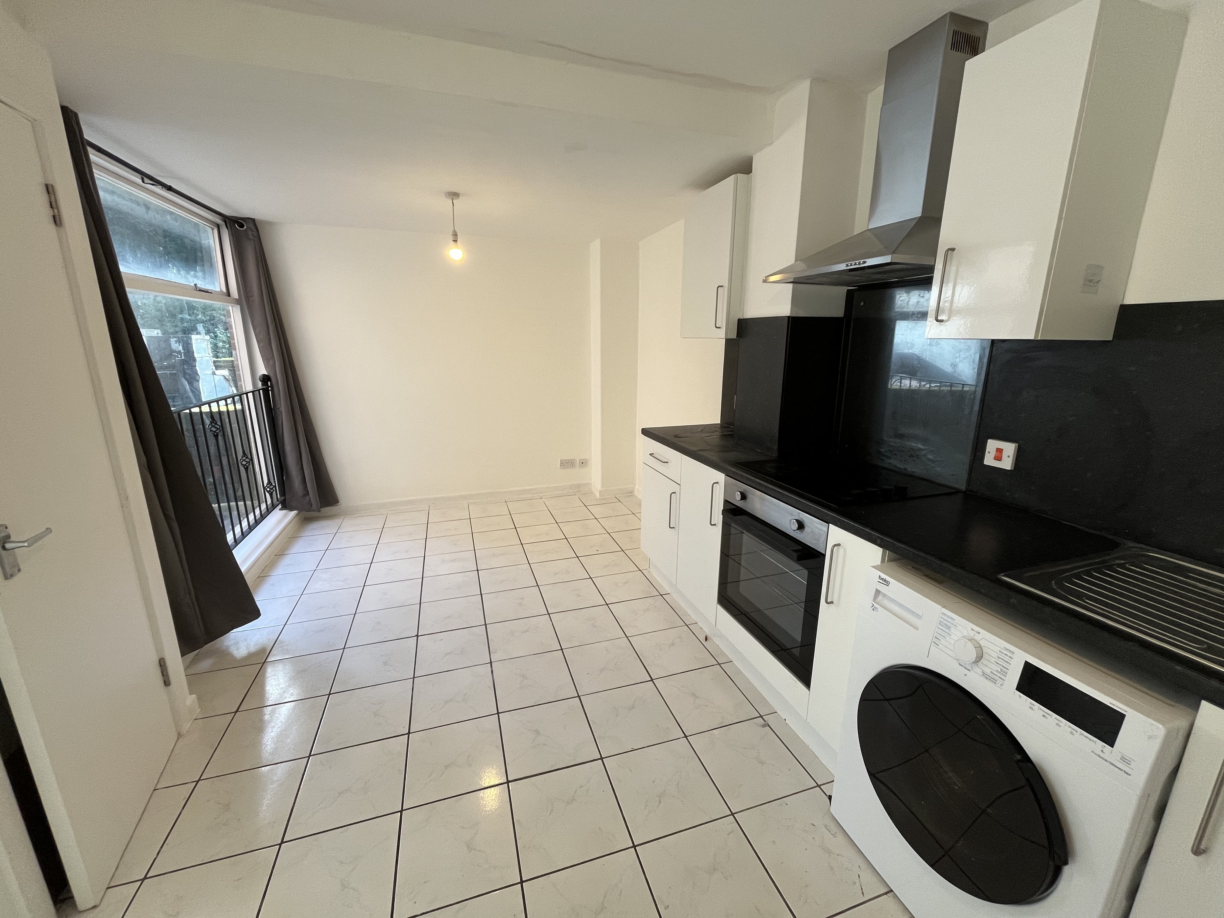 4 bed flat to rent in St Peters Road, Bournemouth  - Property Image 2