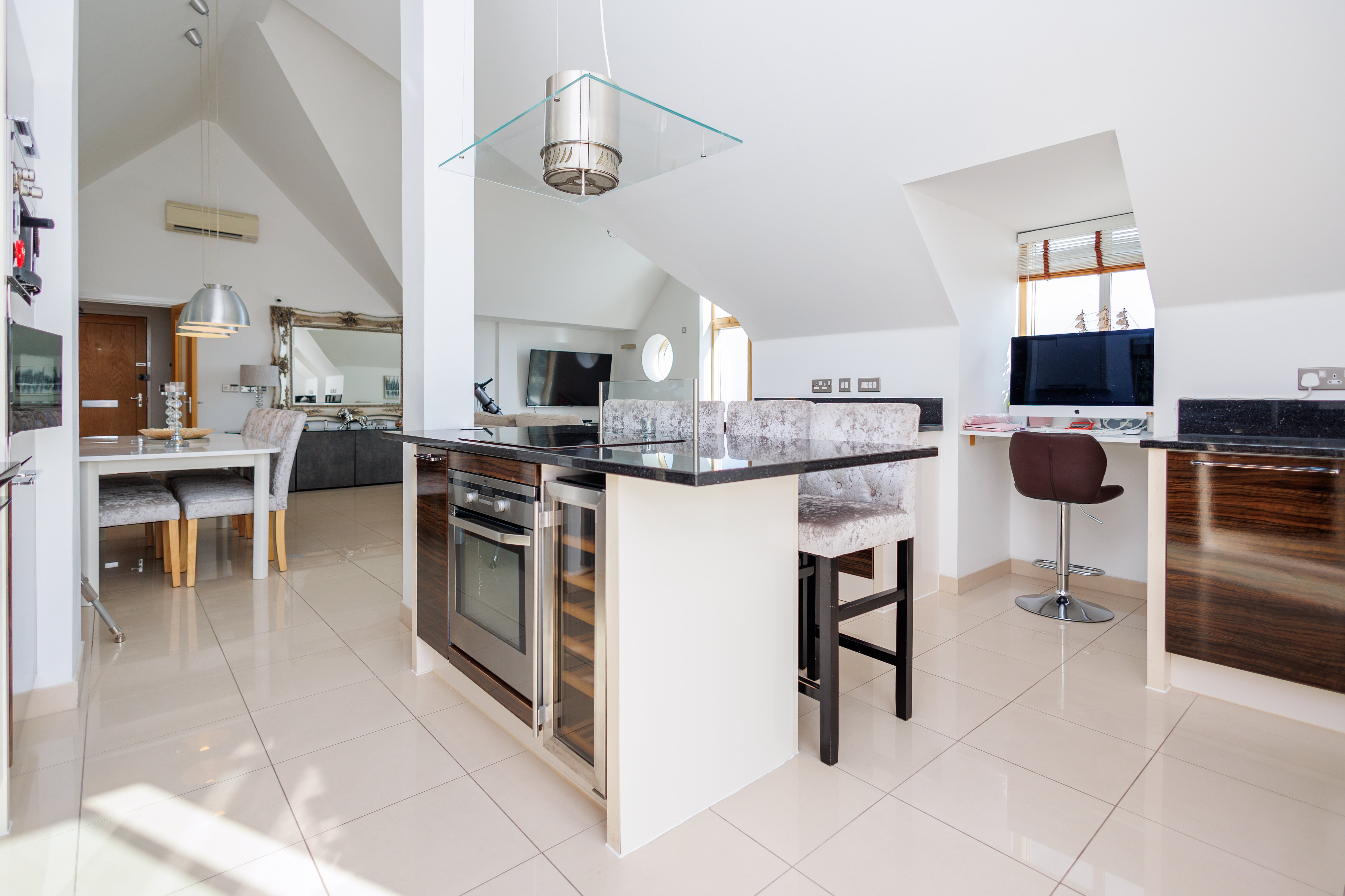 2 bed flat for sale in Honeycombe Beach, Honeycombe Chine 6