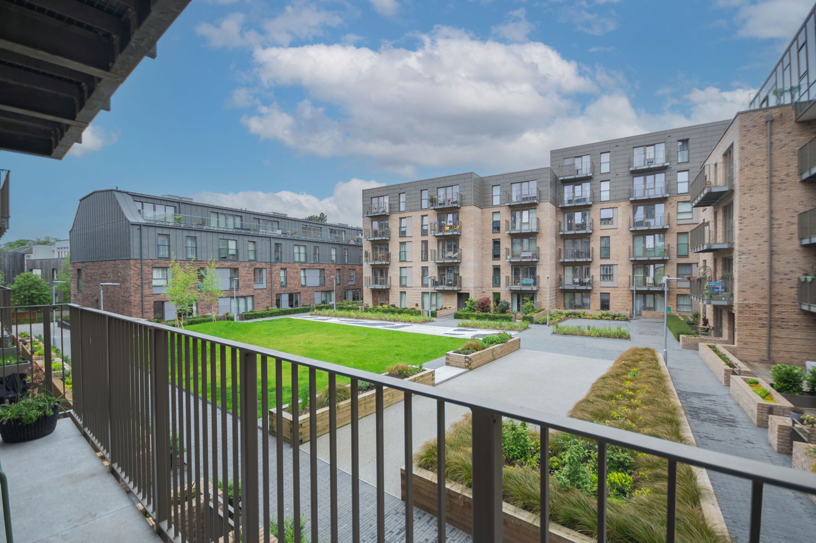 2 bed flat for sale in Hughes Close, Canonmills, EH7 4GN  - Property Image 1