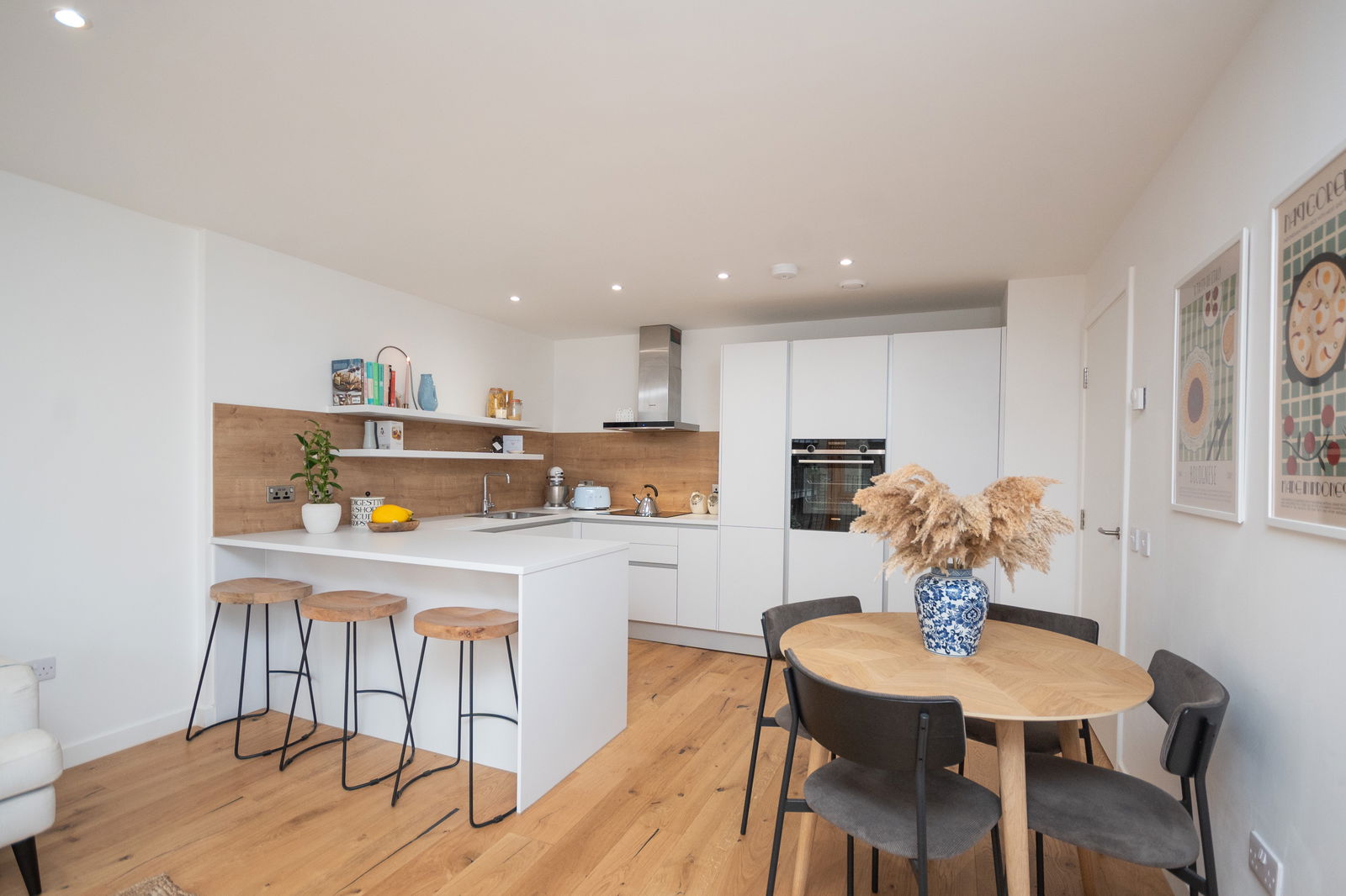 2 bed flat for sale in Hughes Close, Canonmills, EH7 4GN  - Property Image 3