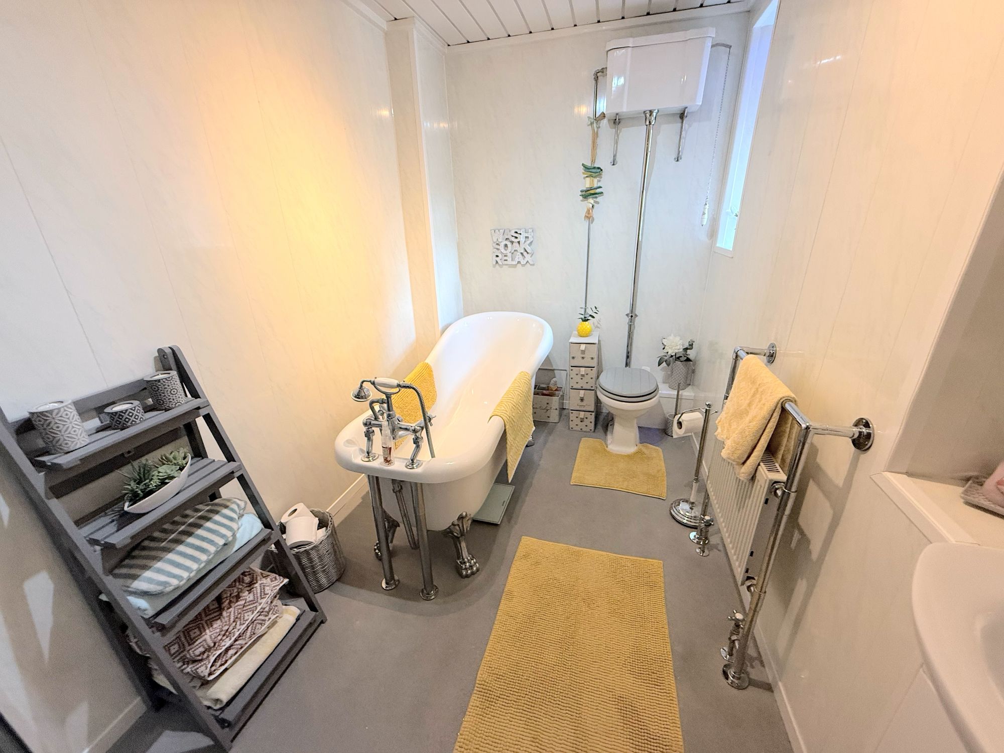 4 bed end of terrace house for sale in Moor Bottom Road, Halifax  - Property Image 3