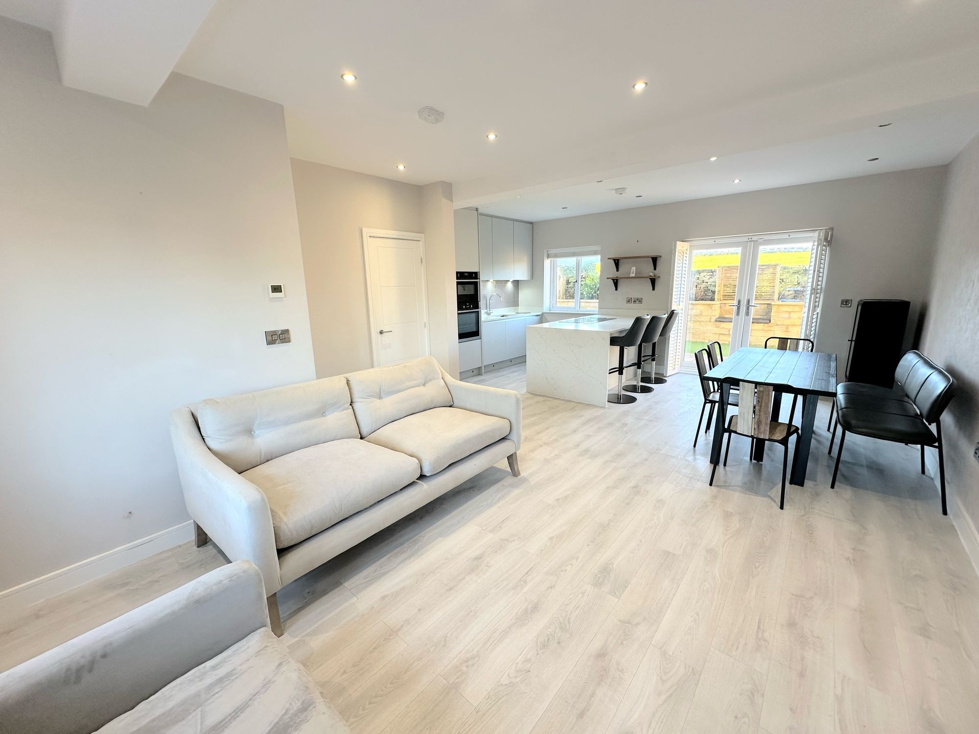 4 bed semi-detached house to rent in Broomfield, Bradford 1