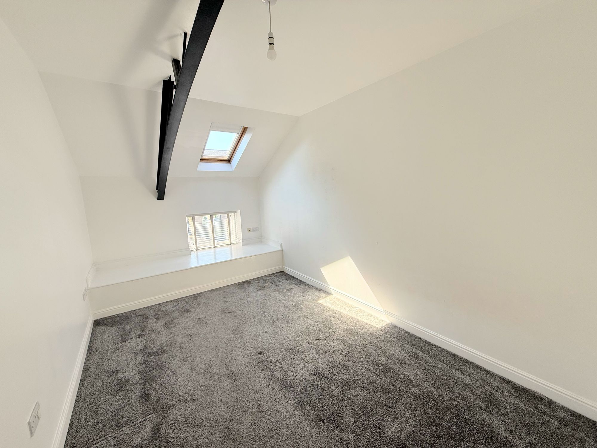 2 bed flat to rent in Charlotte Close, Halifax 2