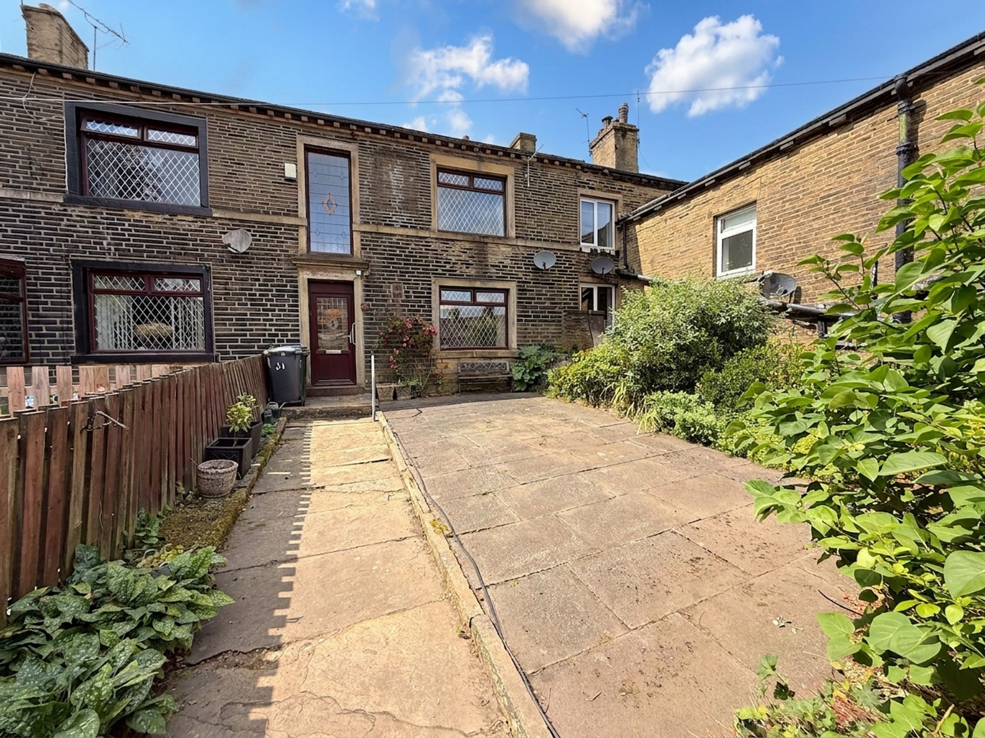 3 bed mid-terraced house for sale in Chapel Street, Bradford - Property Image 1