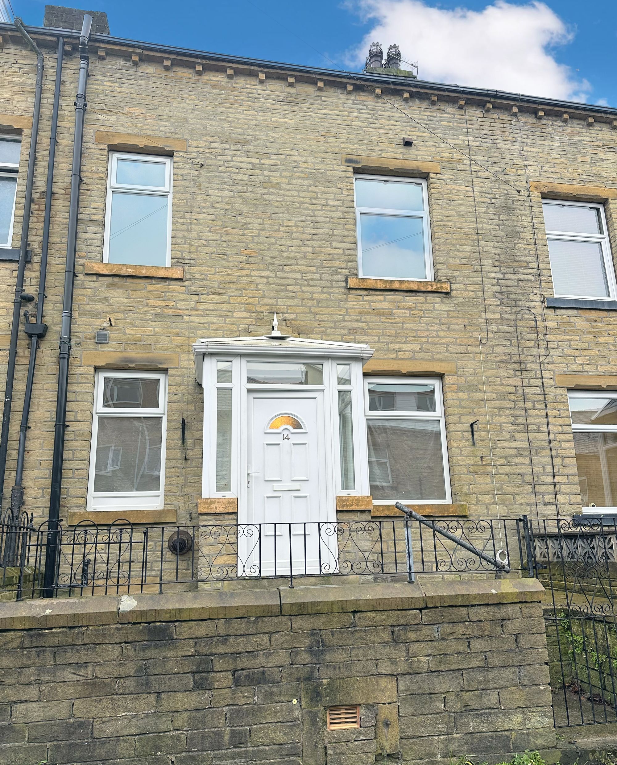 3 bed mid-terraced house to rent in Brighton Street, Halifax 4